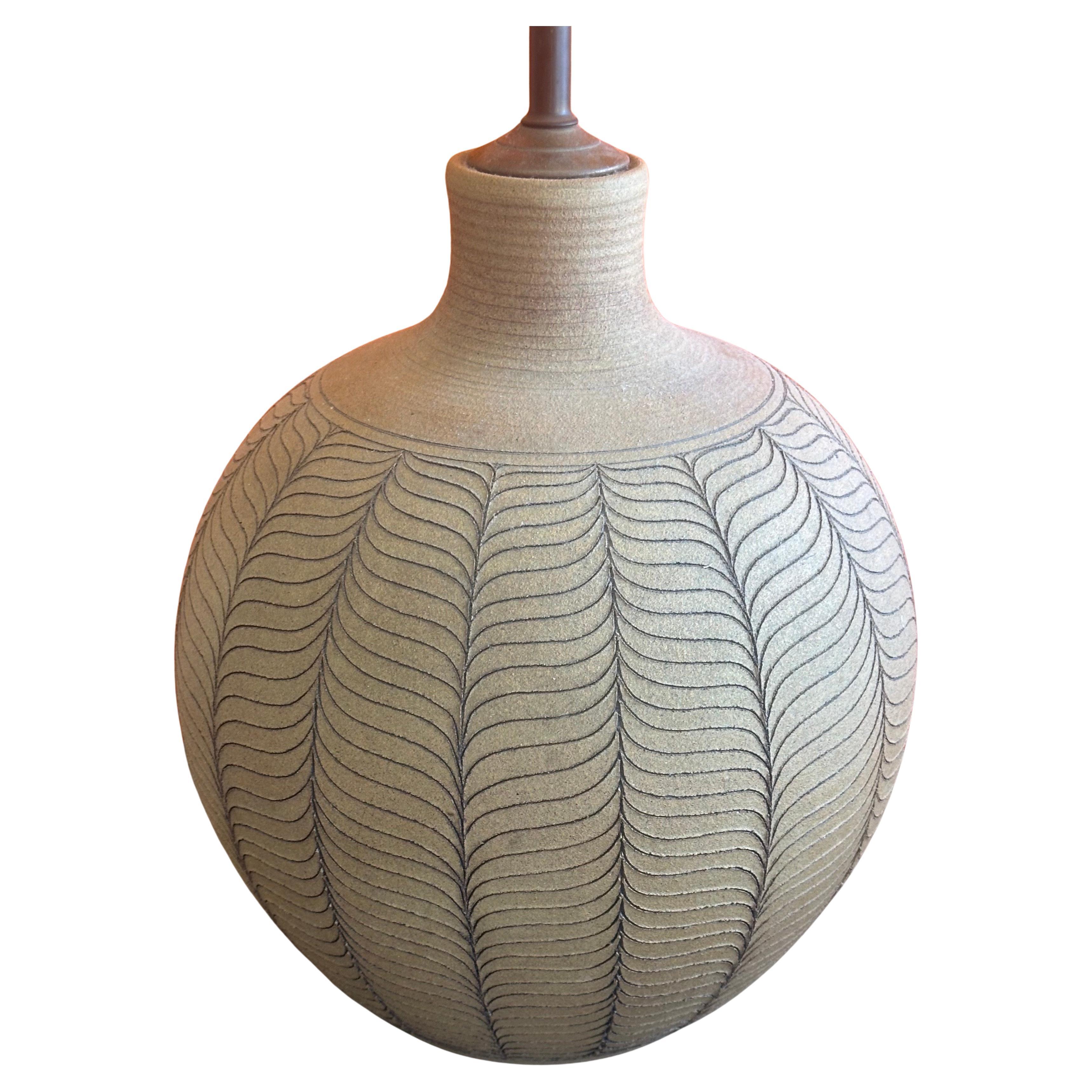 Gran lámpara de sobremesa de óxido de hierro inciso y cerámica Studio Pottery, de Larry & Terry Brown, hacia la década de 1970.  La lámpara está en muy buenas condiciones de funcionamiento y mide 12,75