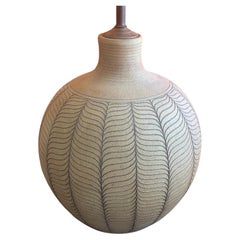 Gran lámpara de sobremesa de óxido de hierro inciso y Studio Pottery de Larry y Terry Brown