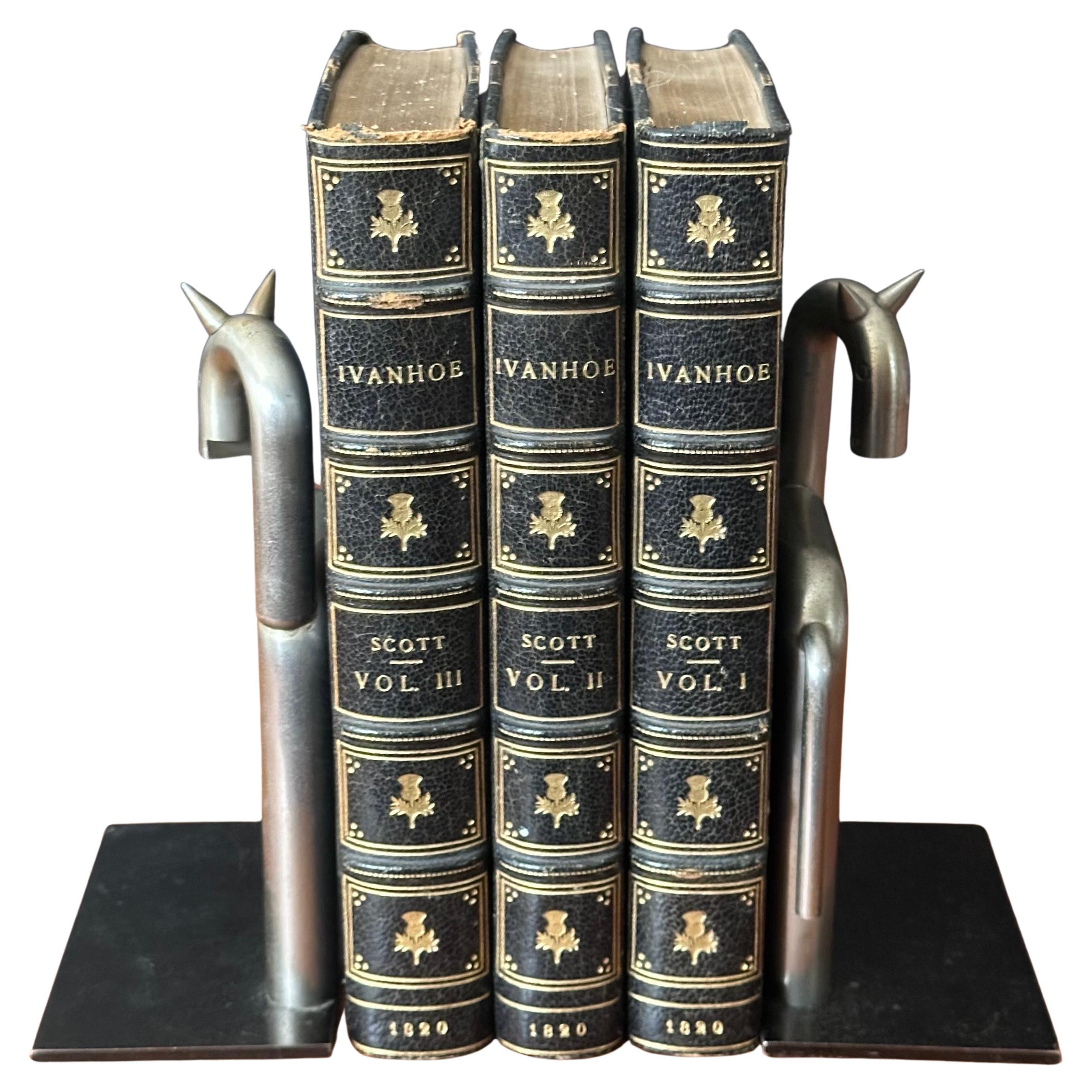 Coppia di reggilibri in nichel Art Deco Horse di Walter Von Nessen per Chase and Co. In condizioni buone in vendita a San Diego, CA