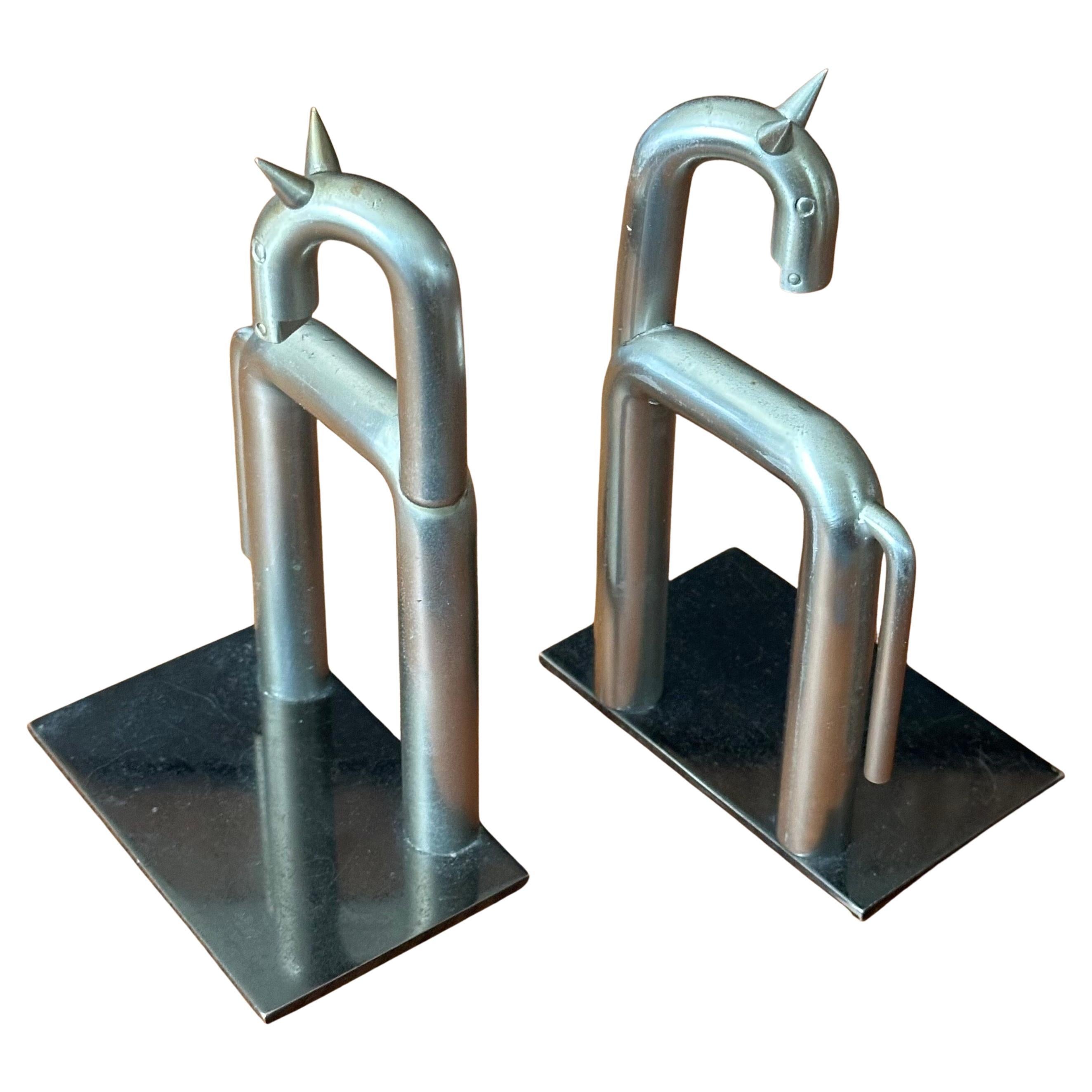 Art Déco Coppia di reggilibri in nichel Art Deco Horse di Walter Von Nessen per Chase and Co. in vendita