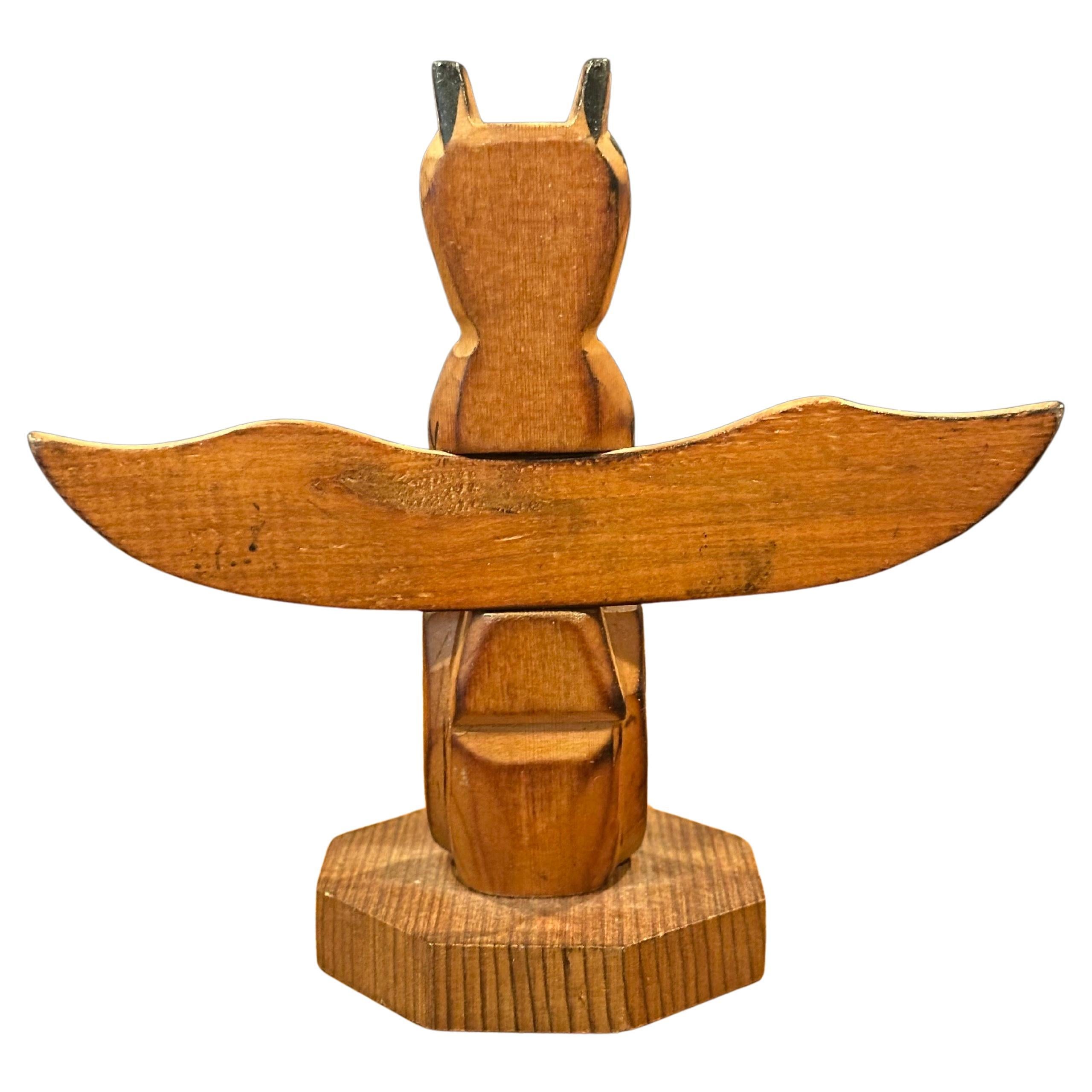 A fine example of an Alaskan Black Diamond hand carved wood totem pole by Vic Yeoda, circa 1980s. The Totem stands and 5.5