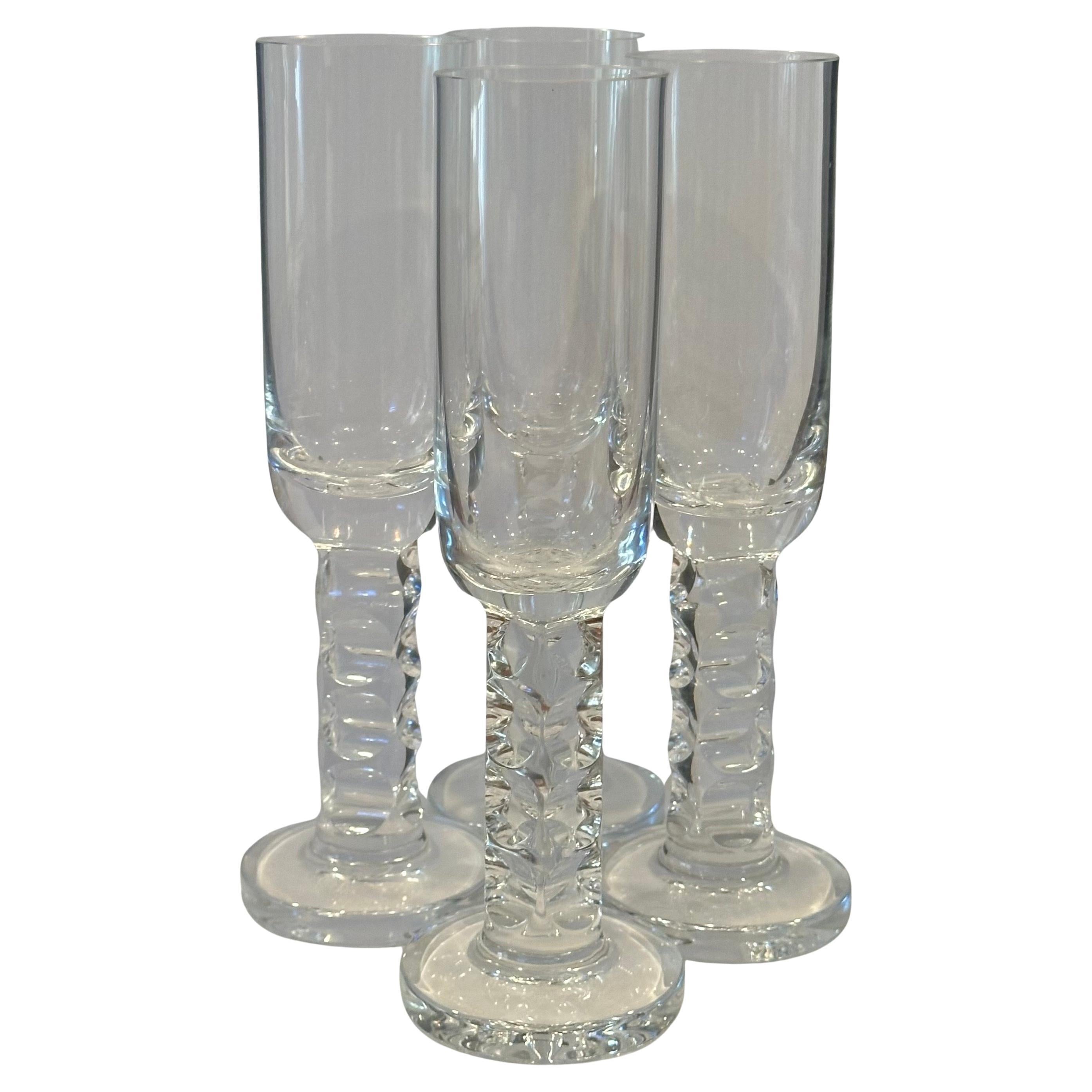 Hollywood Regency Elegant ensemble de quatre flûtes à champagne par Adolph Matura pour Moser en vente