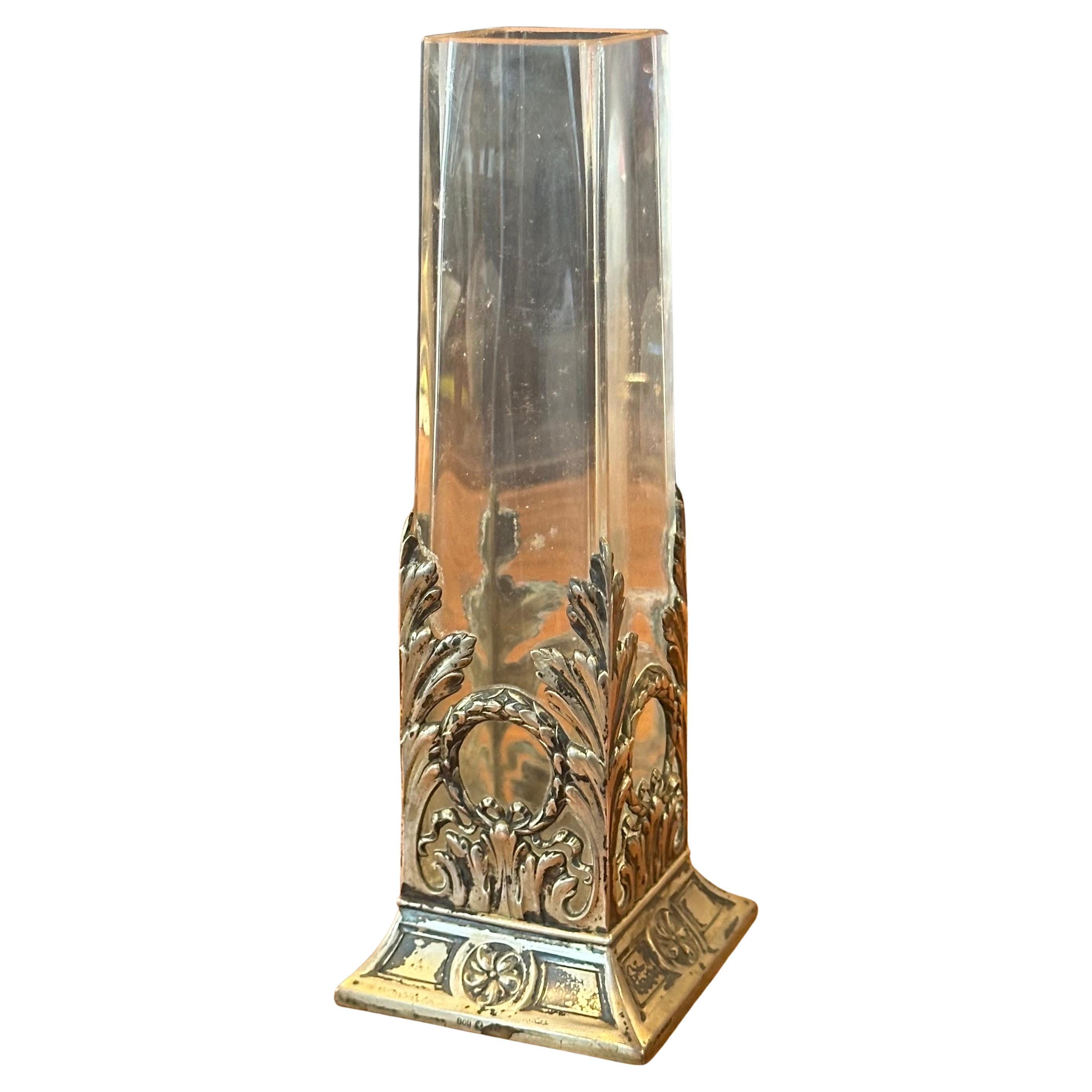 Un grazioso bocciolo in vetro Art Nouveau e argento .800 sovrapposto  vaso, circa inizio 1900.  Il vaso è in buone condizioni d'epoca e misura 2,5