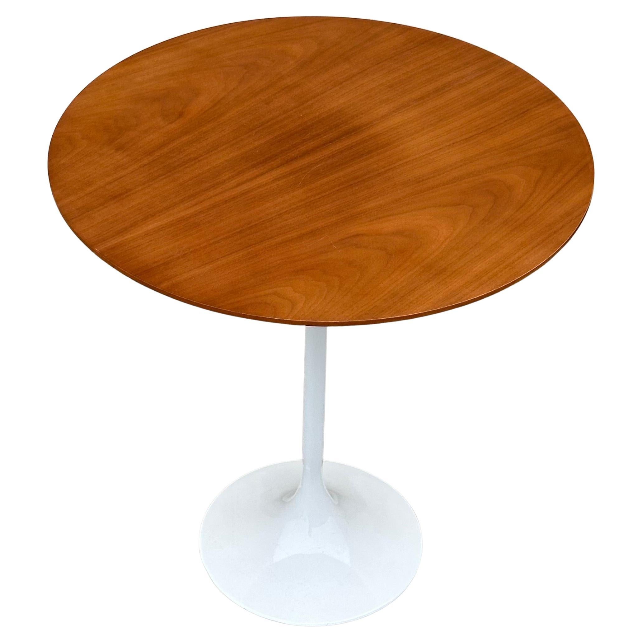 A very nice pedestal “Tulip” side table with cherry wood top by Eero Saarinen for Knoll, circa 1990s.  The Table is in very good vintage condition and measures 20