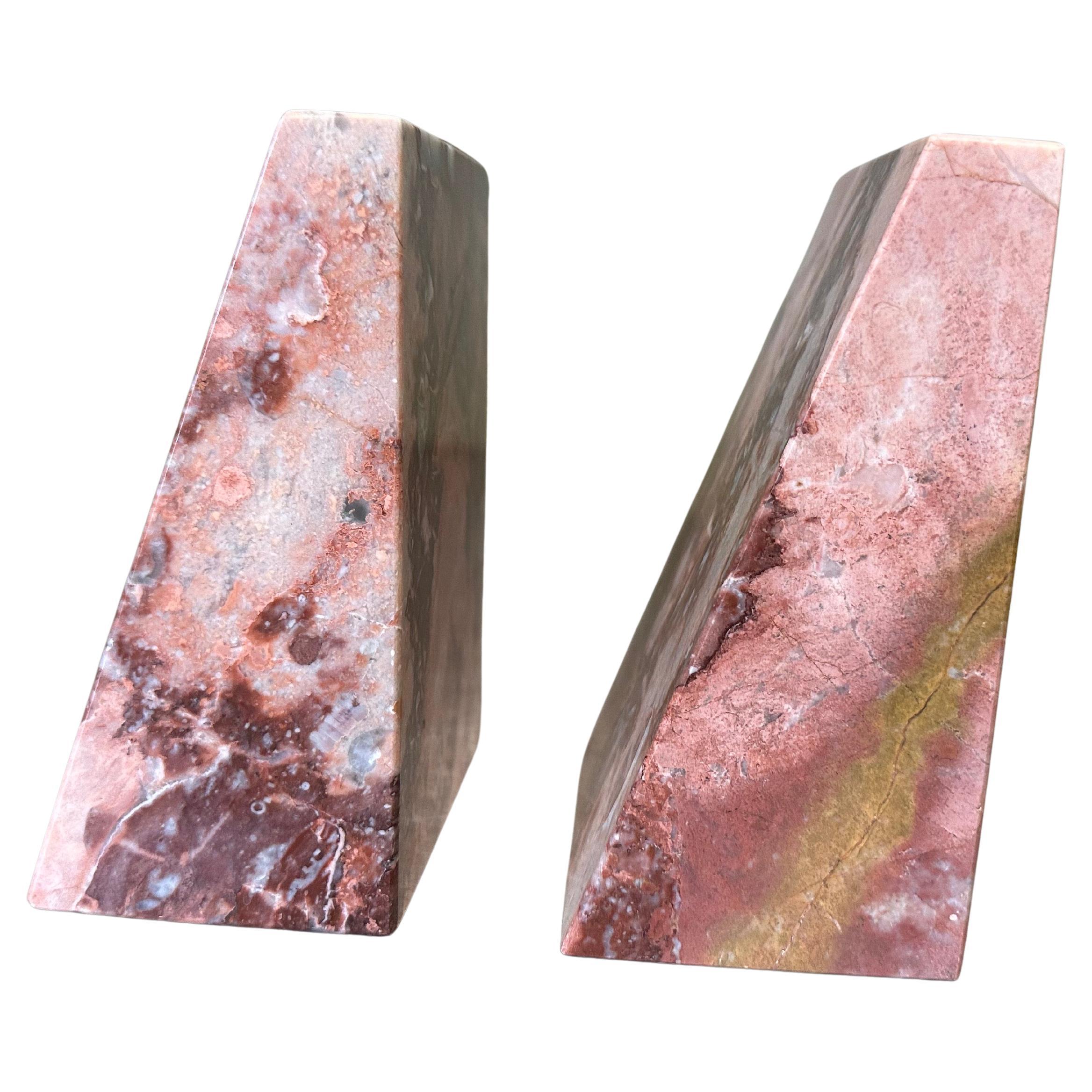 Fatto a mano Fermalibri post-moderni triangolari in marmo rosa in vendita