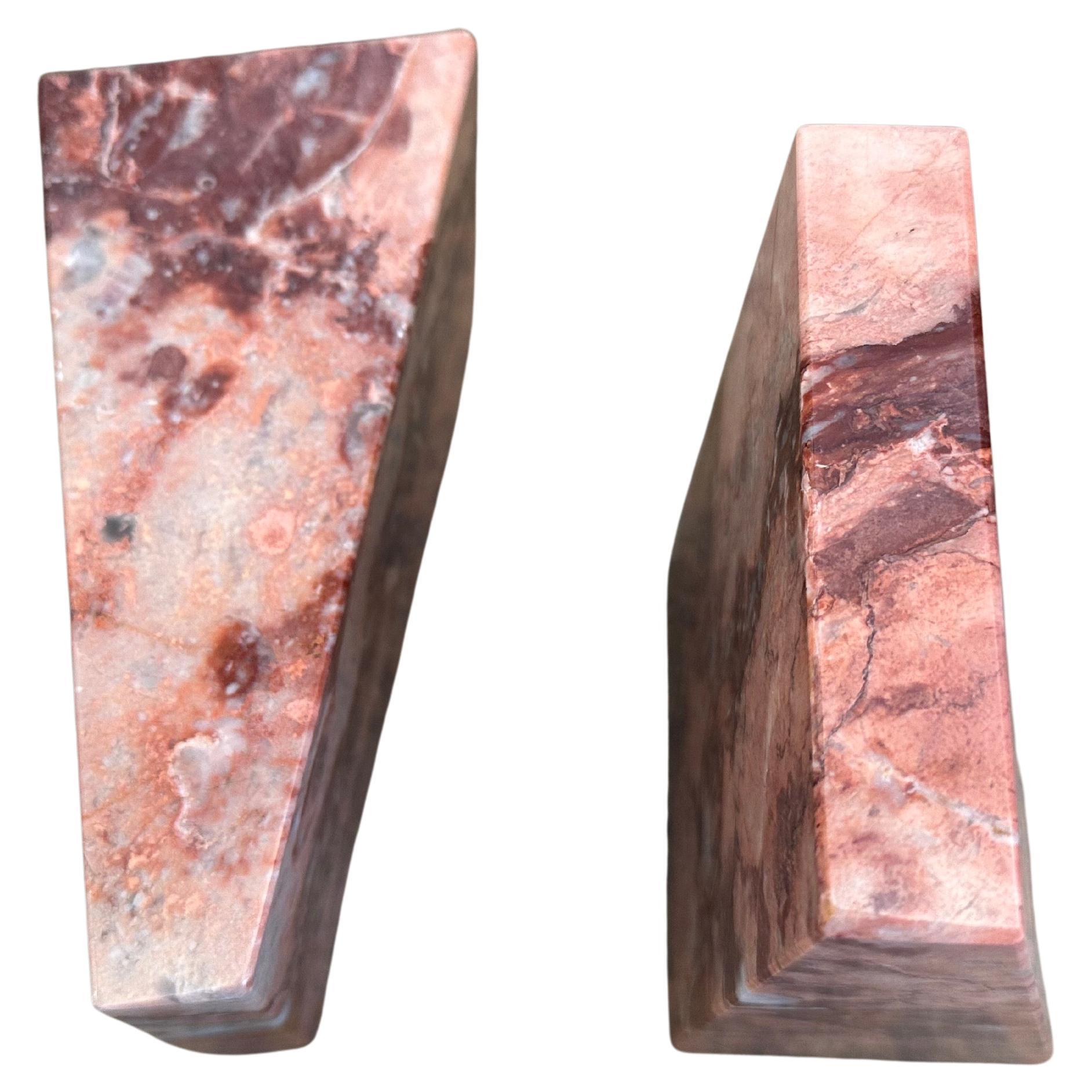 Fermalibri post-moderni triangolari in marmo rosa in vendita 2