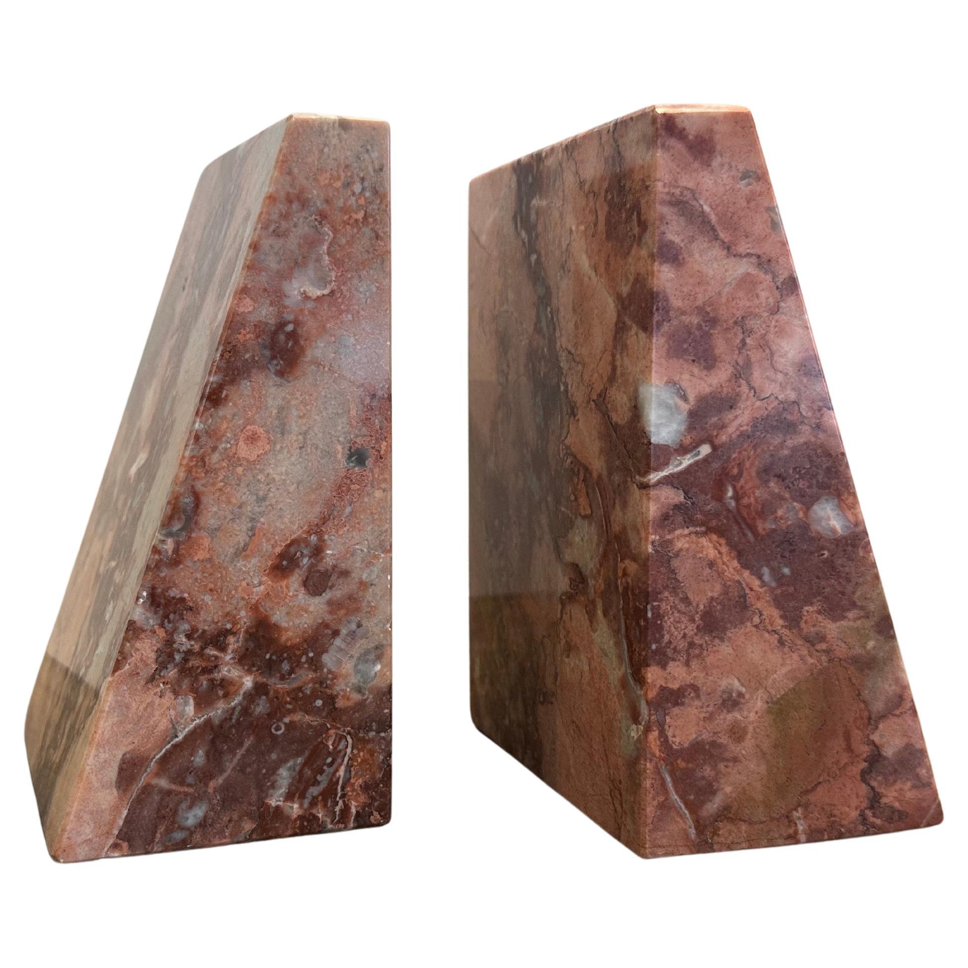 Fermalibri post-moderni triangolari in marmo rosa in vendita 1
