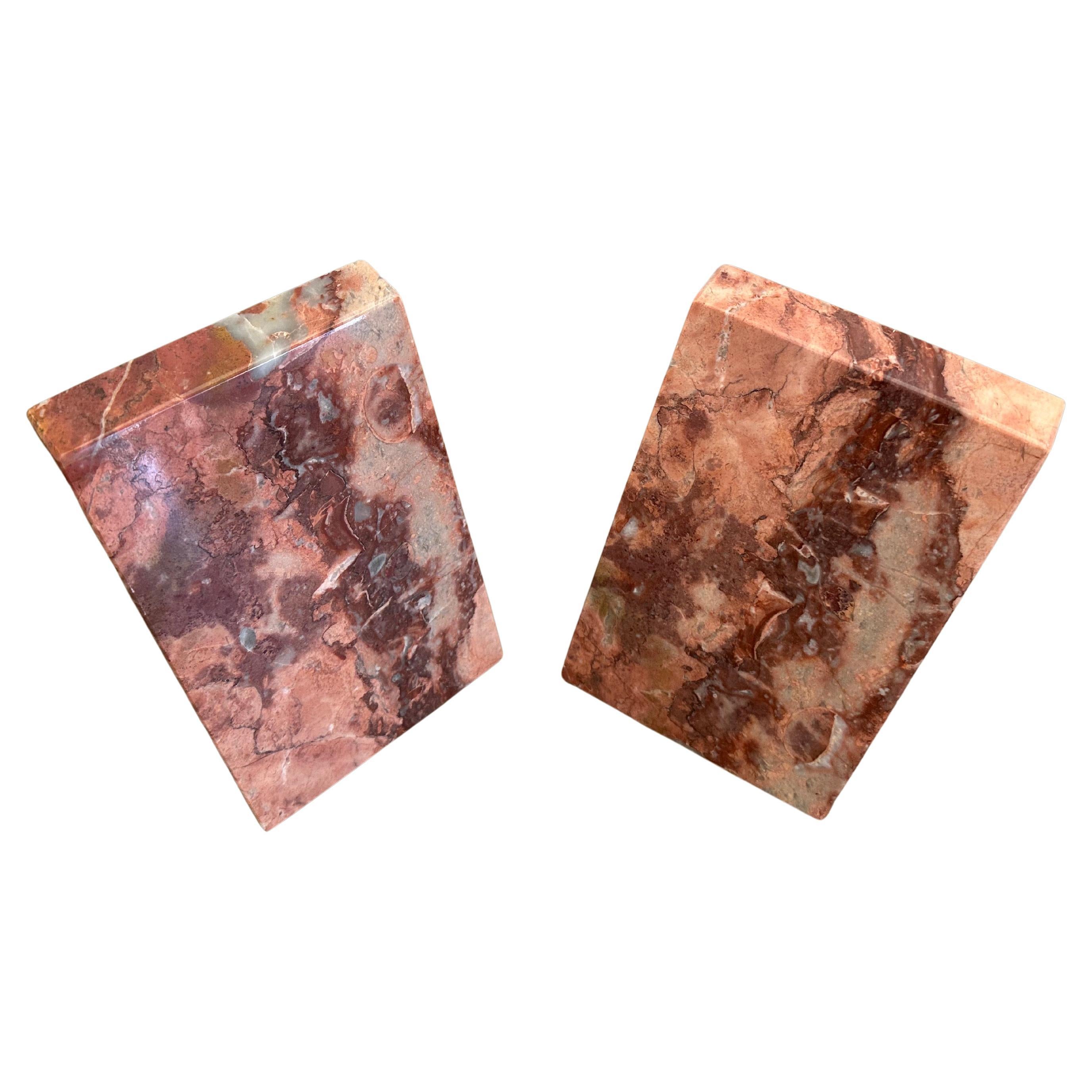 Marmo Fermalibri post-moderni triangolari in marmo rosa in vendita