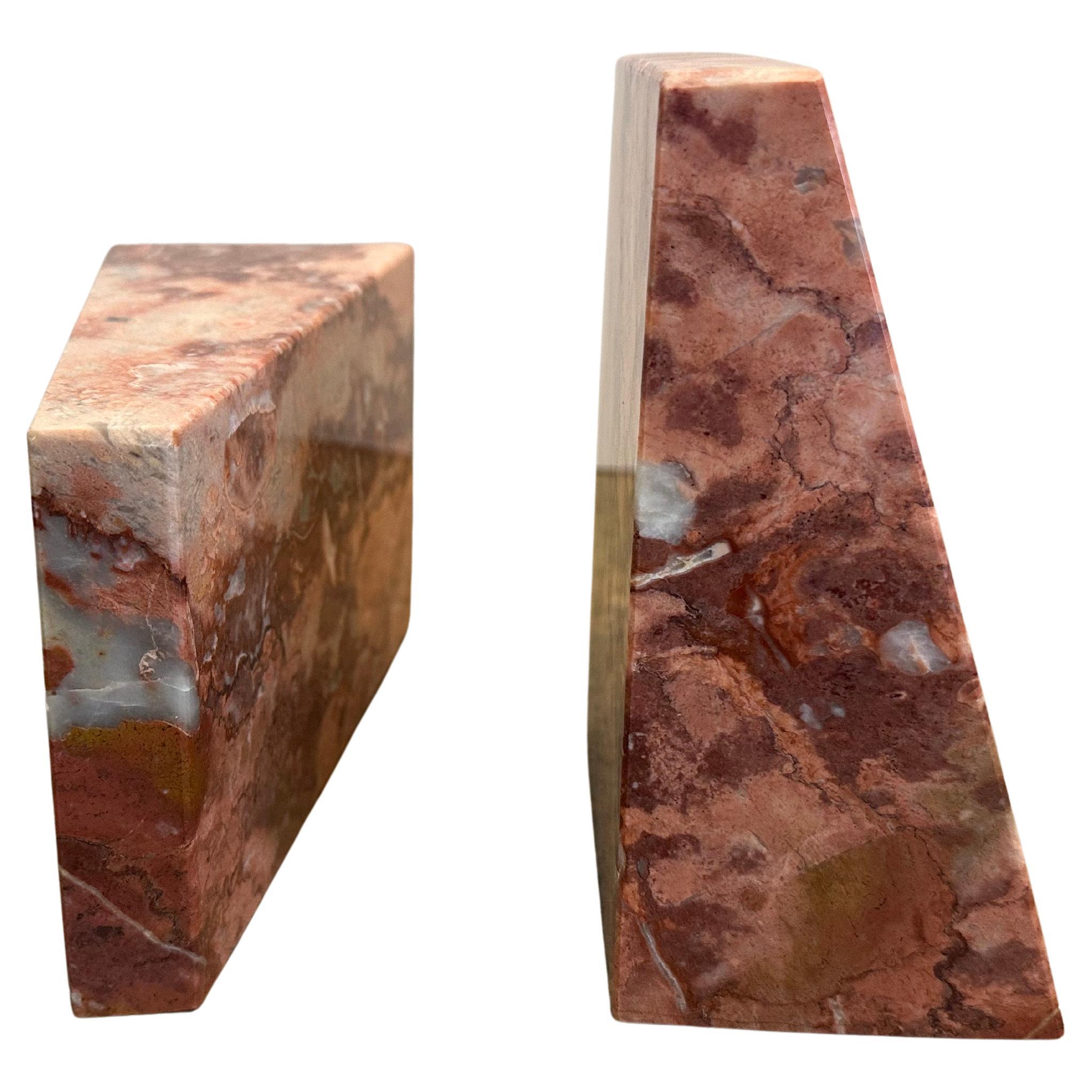 Fermalibri post-moderni triangolari in marmo rosa In condizioni buone in vendita a San Diego, CA