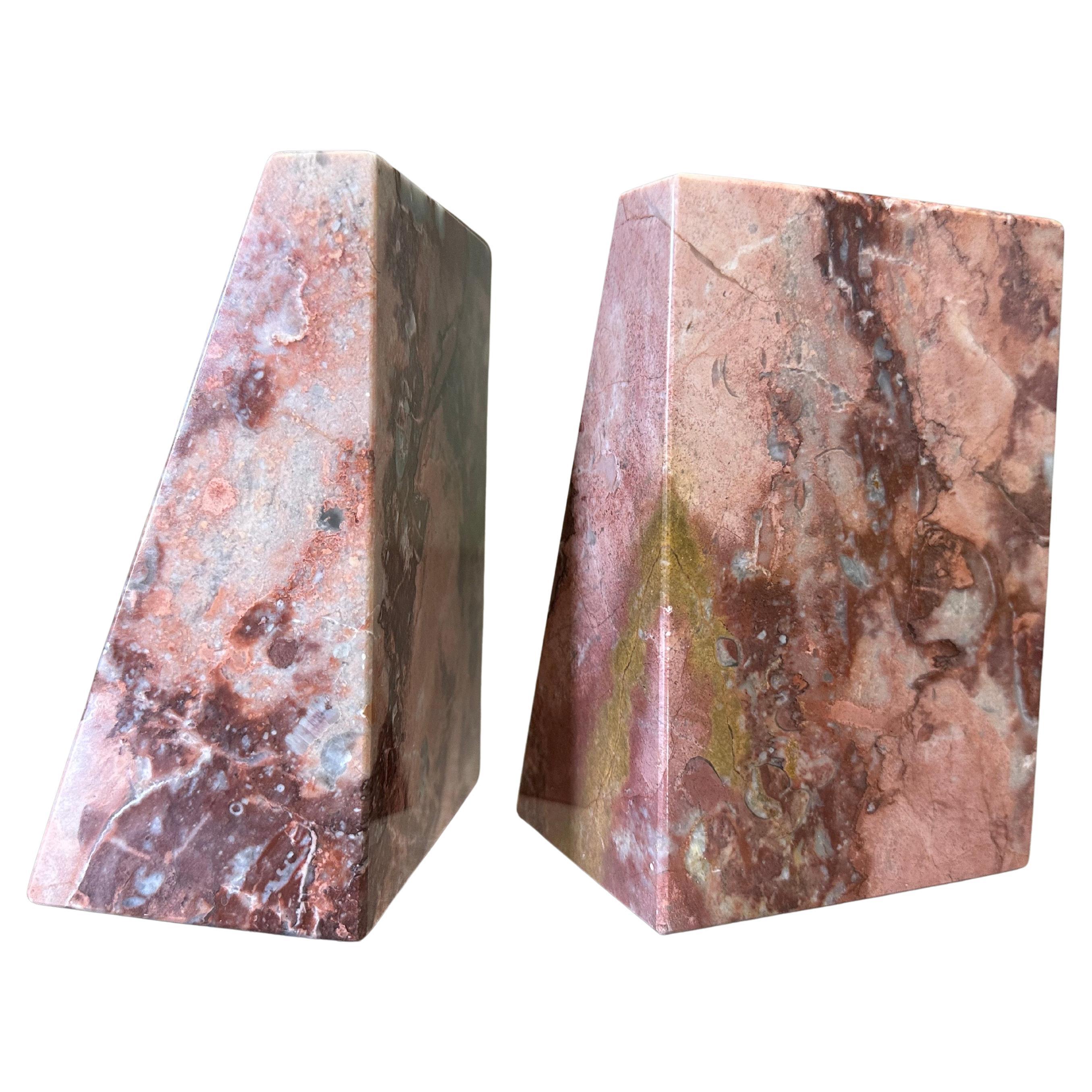 Postmoderno Fermalibri post-moderni triangolari in marmo rosa in vendita