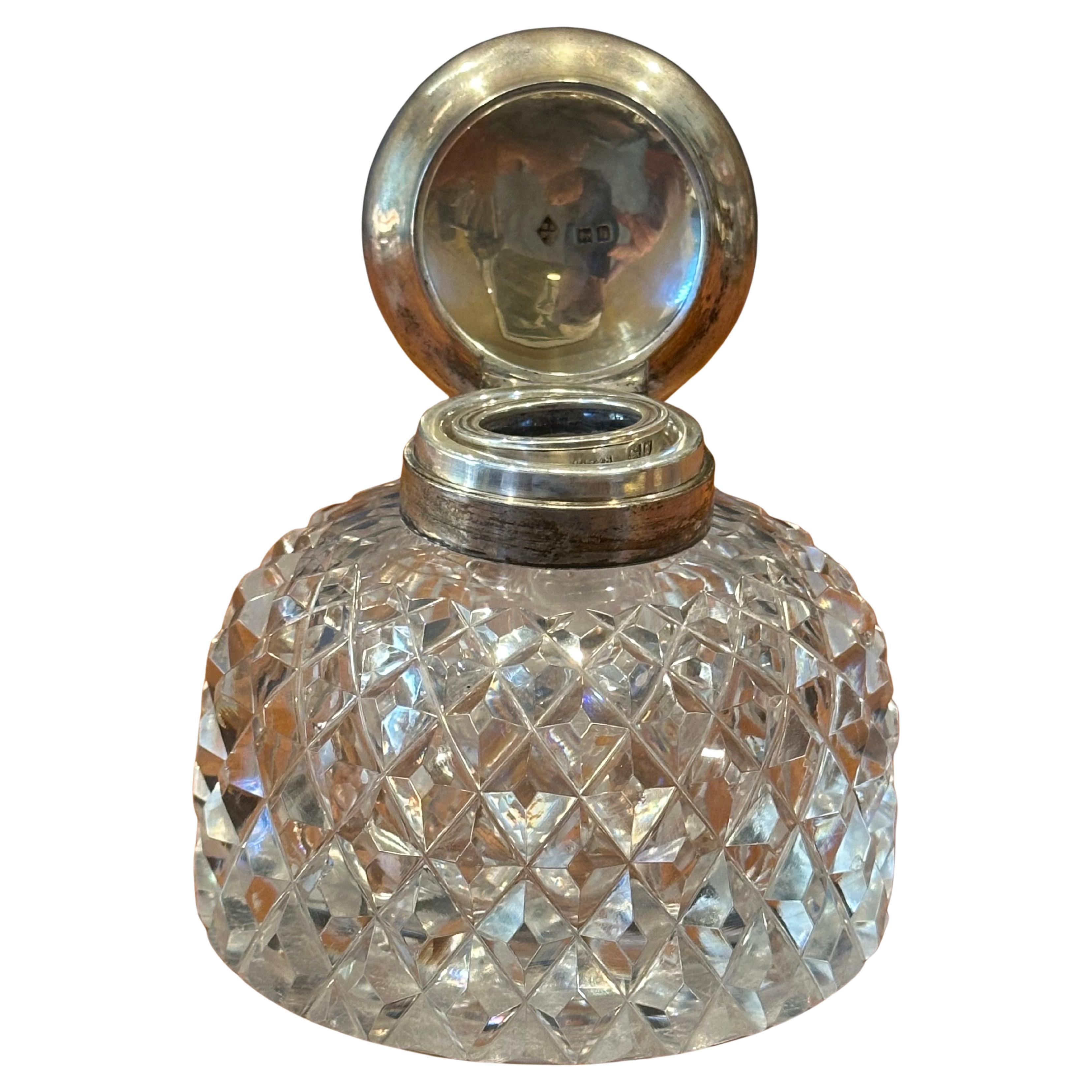 Victorien Encrier ancien en verre taillé d'époque victorienne avec couvercle en argent Sterling en vente