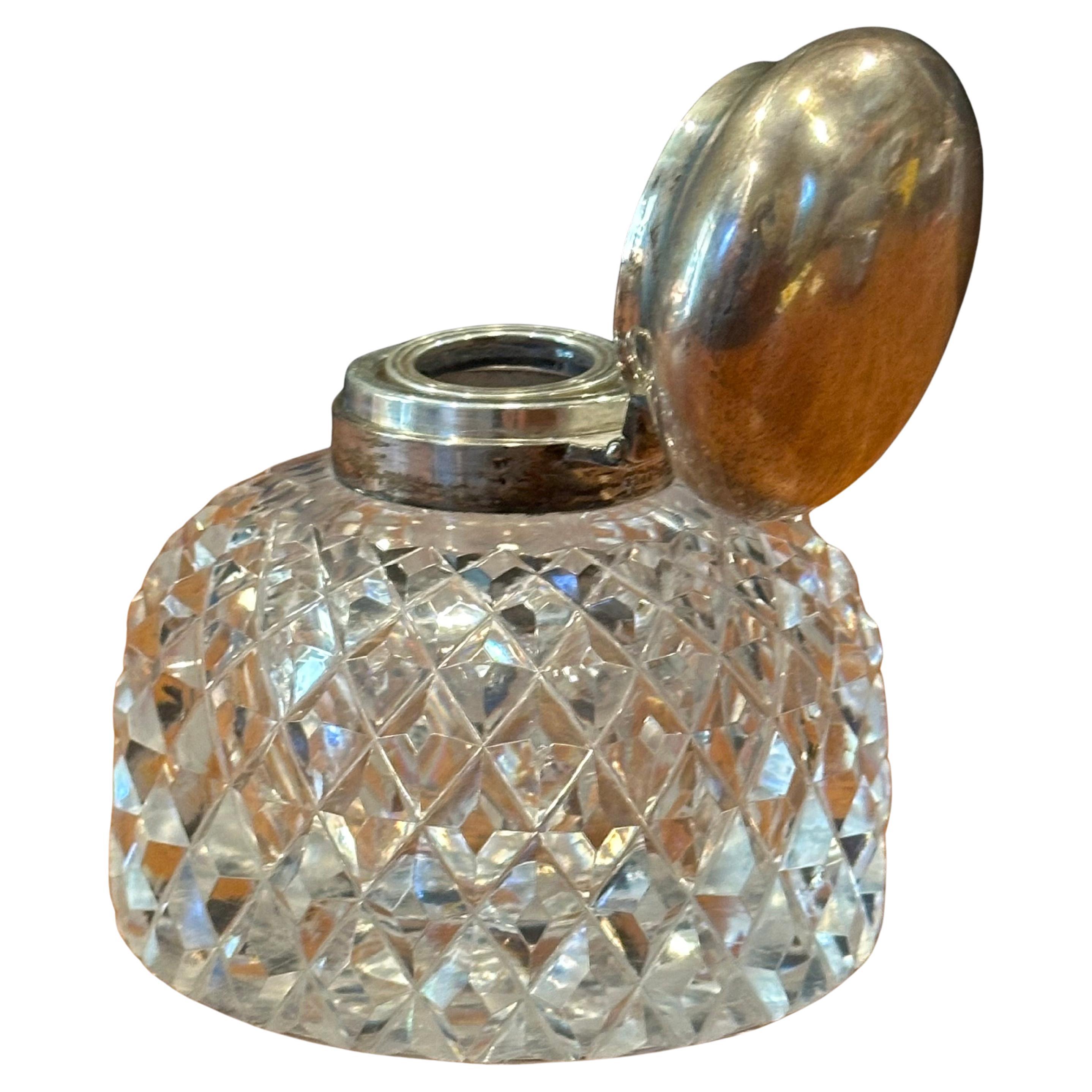 Encrier ancien en verre taillé d'époque victorienne avec couvercle et insert en argent sterling par Mappin Brothers de Birmingham, Angleterre, vers la fin du 19e siècle. L'encrier est en très bon état et ne présente aucun éclat, aucun cheveu ni