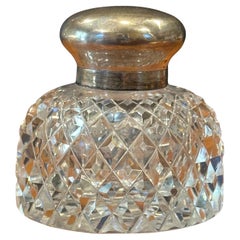 Tintero antiguo de cristal tallado de la época victoriana con tapa de plata de ley
