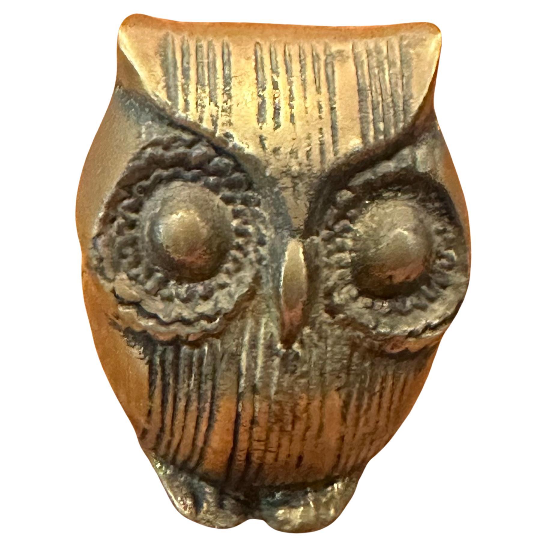 Una scultura / fermacarte di gufo in ottone MCM molto bella, degli anni '60 circa. Il gufo è in ottime condizioni vintage e misura 2