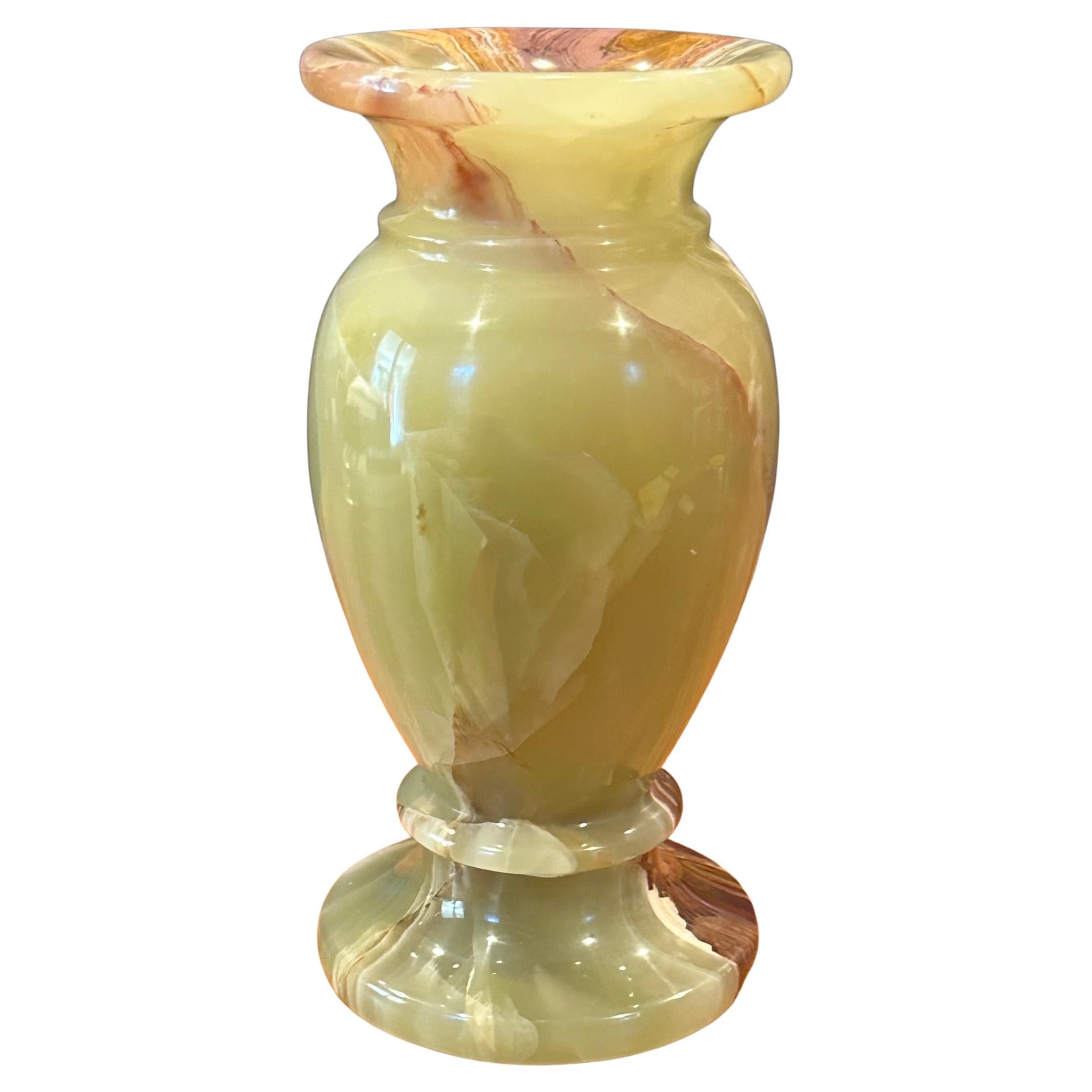 Un très beau vase en marbre italien post-moderne, vers les années 1980. Le vase est principalement de couleur verte, mais il est veiné de brun et de feu. Le vase est en très bon état, sans éclats ni fissures, et mesure 3.75 