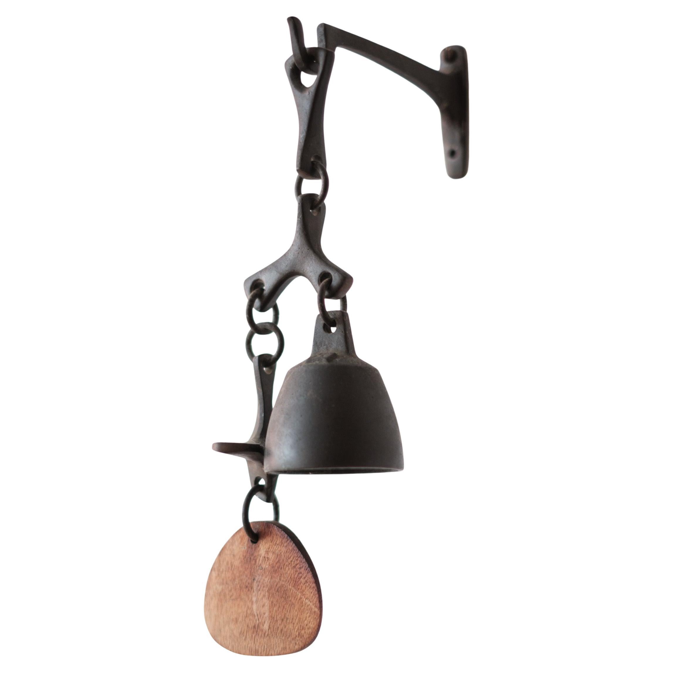 Campana a vento in bronzo di metà secolo con staffa a muro, firmata, anni '60 in vendita