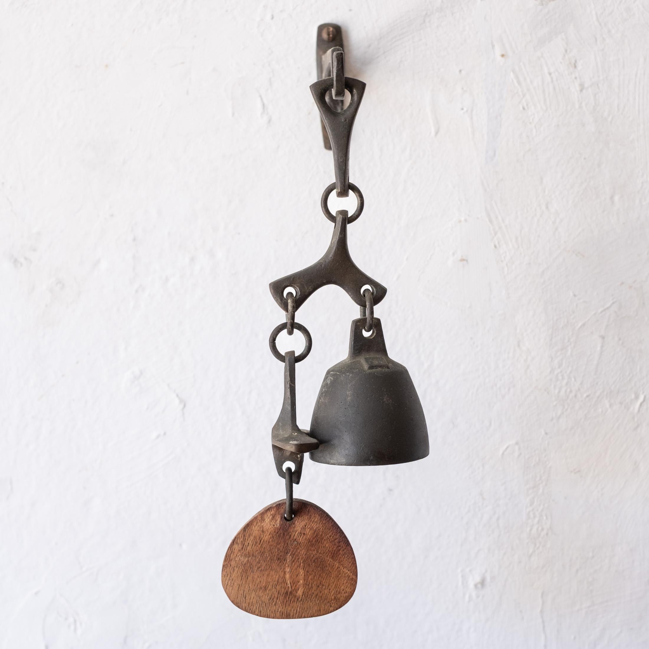 Campana in bronzo massiccio con un paravento in legno e una staffa da parete in bronzo abbinata. Anni di bella patina. Può essere utilizzato come campanello. Ha un bellissimo campo da gioco. Firmato con un segno quadrato nella fusione. 