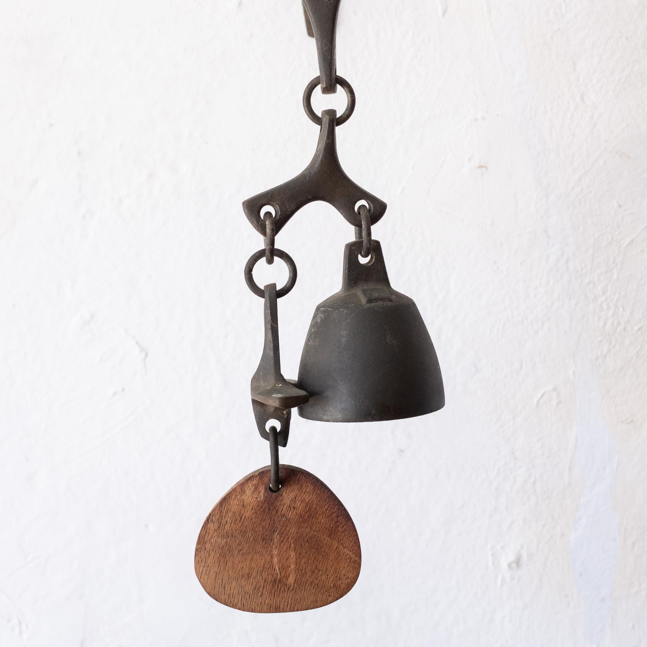 Americano Campana a vento in bronzo di metà secolo con staffa a muro, firmata, anni '60 in vendita
