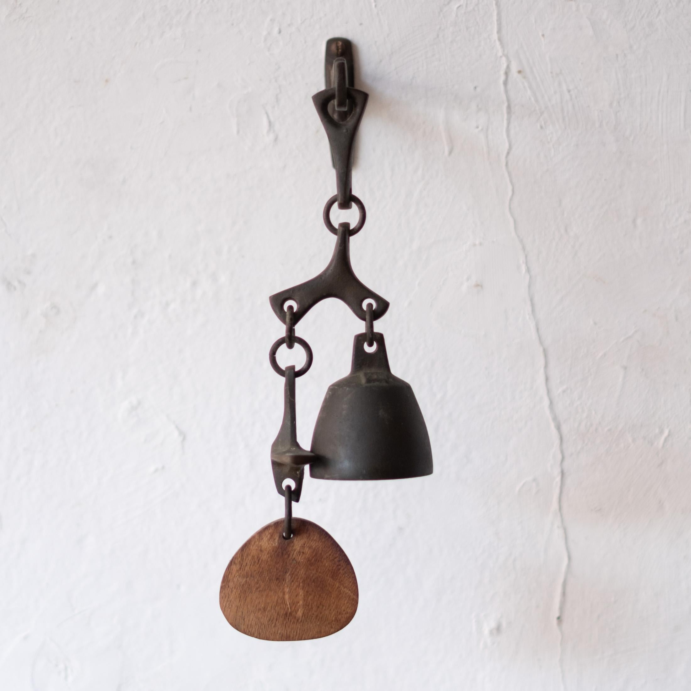 Campana a vento in bronzo di metà secolo con staffa a muro, firmata, anni '60 In condizioni buone in vendita a San Diego, CA