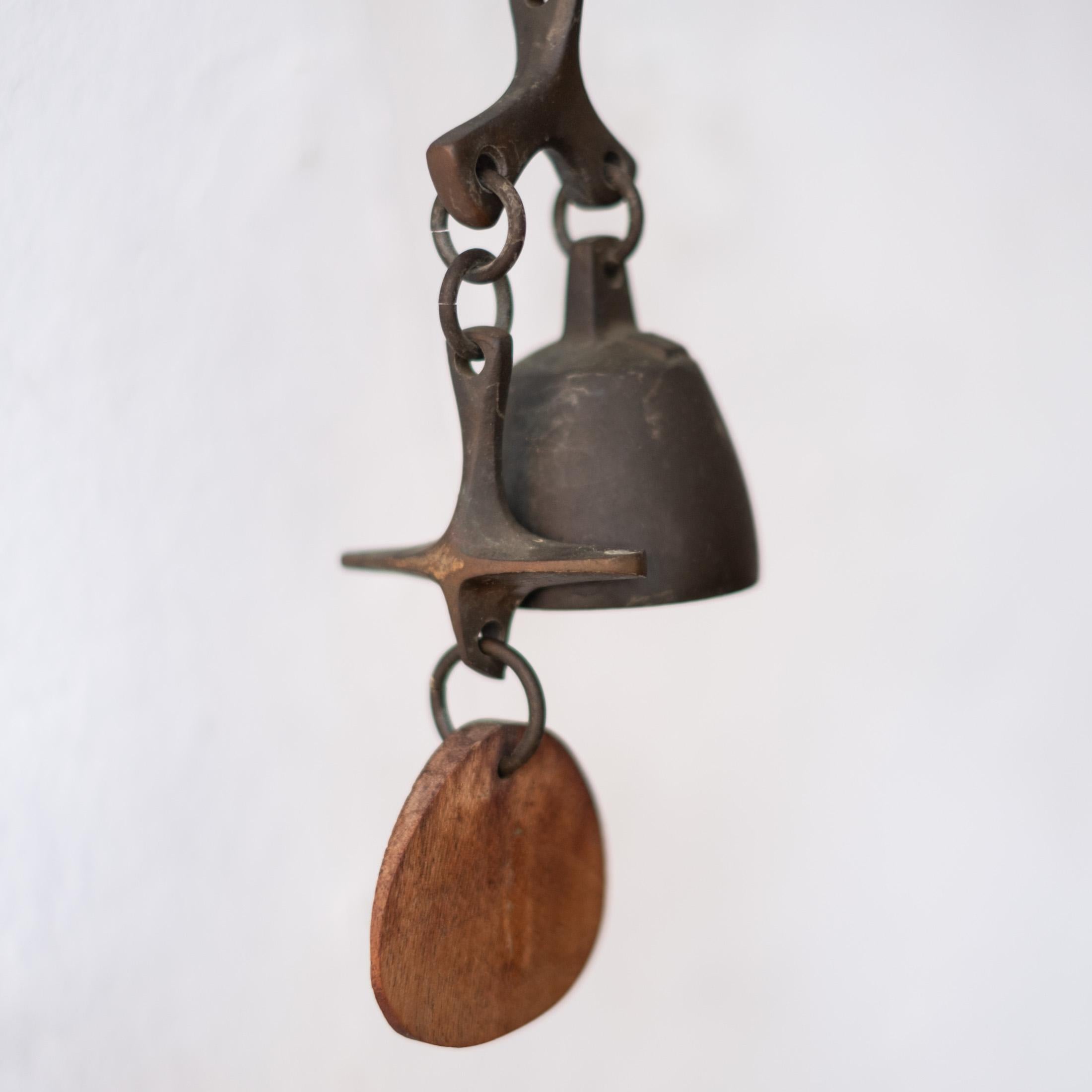 Metà XX secolo Campana a vento in bronzo di metà secolo con staffa a muro, firmata, anni '60 in vendita