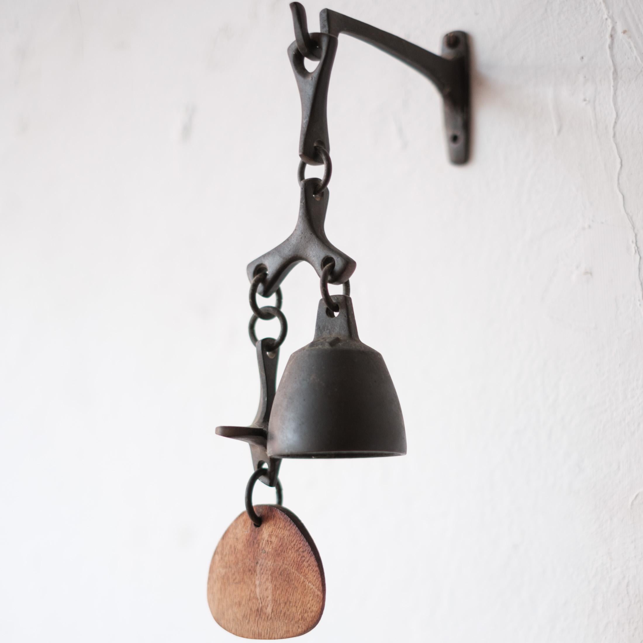 Campana a vento in bronzo di metà secolo con staffa a muro, firmata, anni '60 in vendita 1