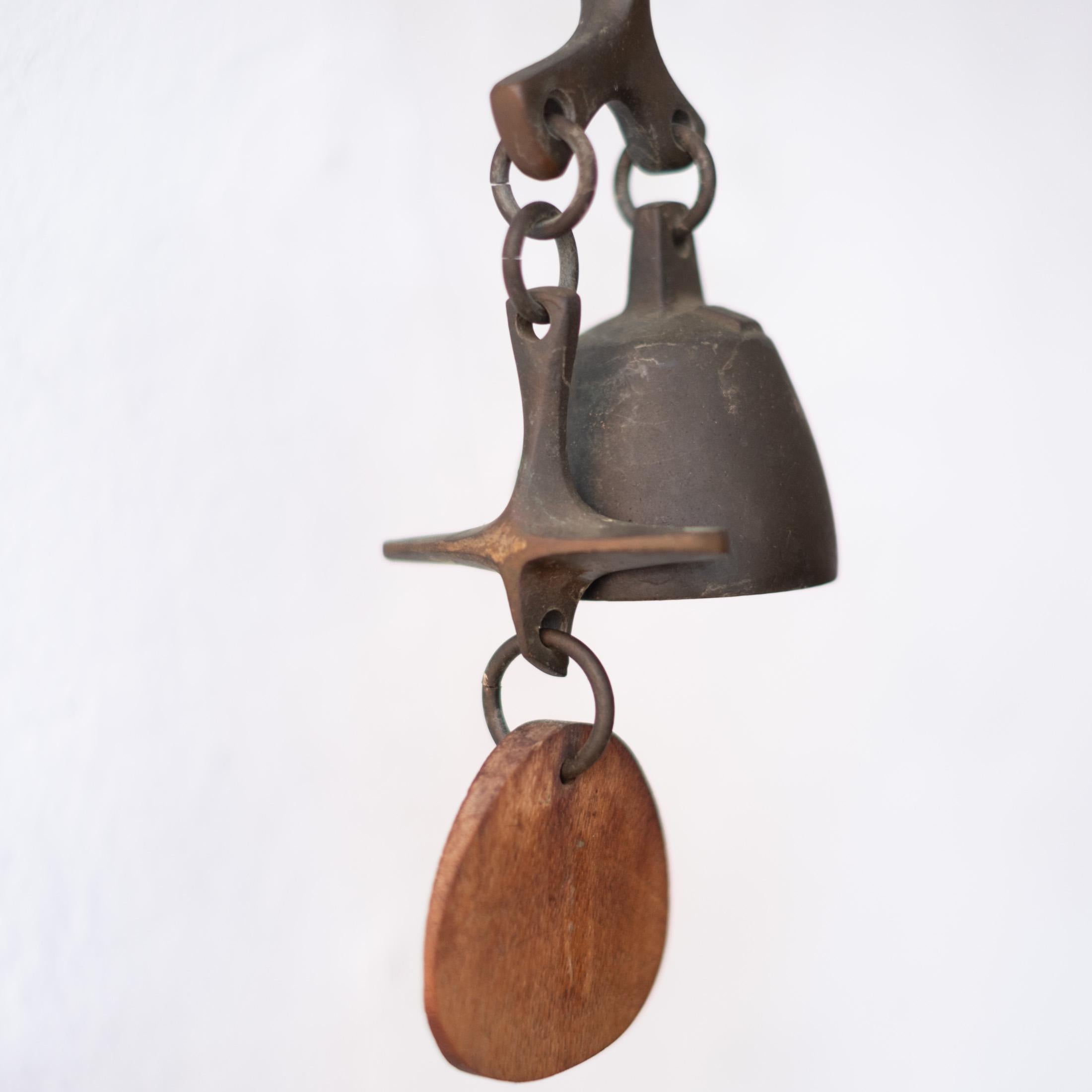 Campana a vento in bronzo di metà secolo con staffa a muro, firmata, anni '60 in vendita 3