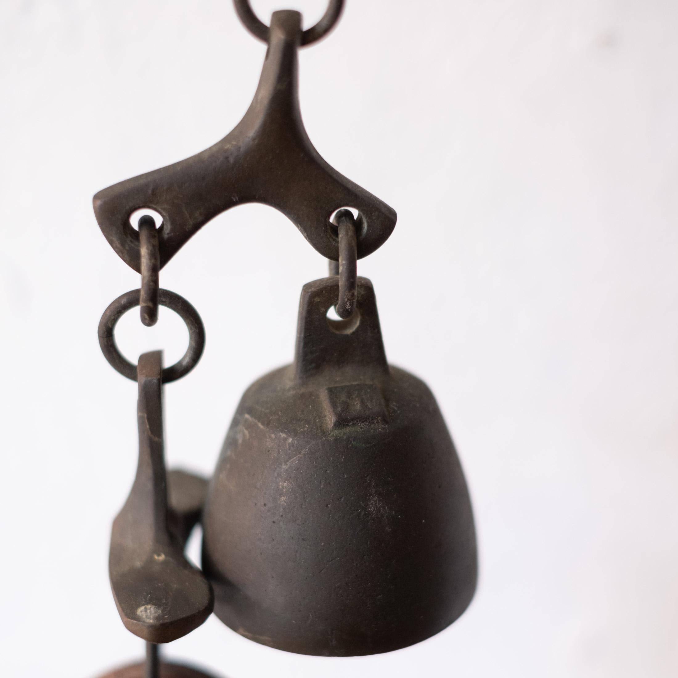 Campana a vento in bronzo di metà secolo con staffa a muro, firmata, anni '60 in vendita 2
