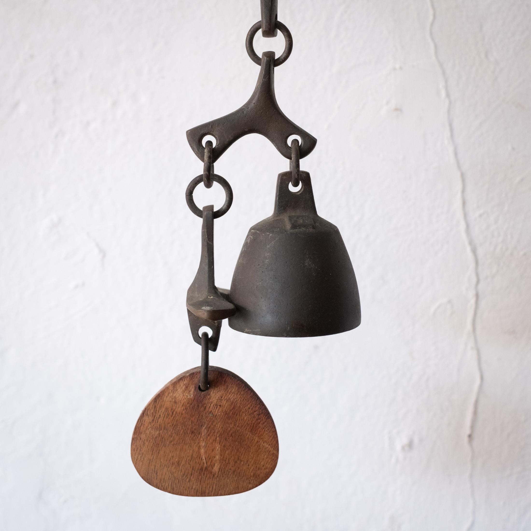 Bronzo Campana a vento in bronzo di metà secolo con staffa a muro, firmata, anni '60 in vendita