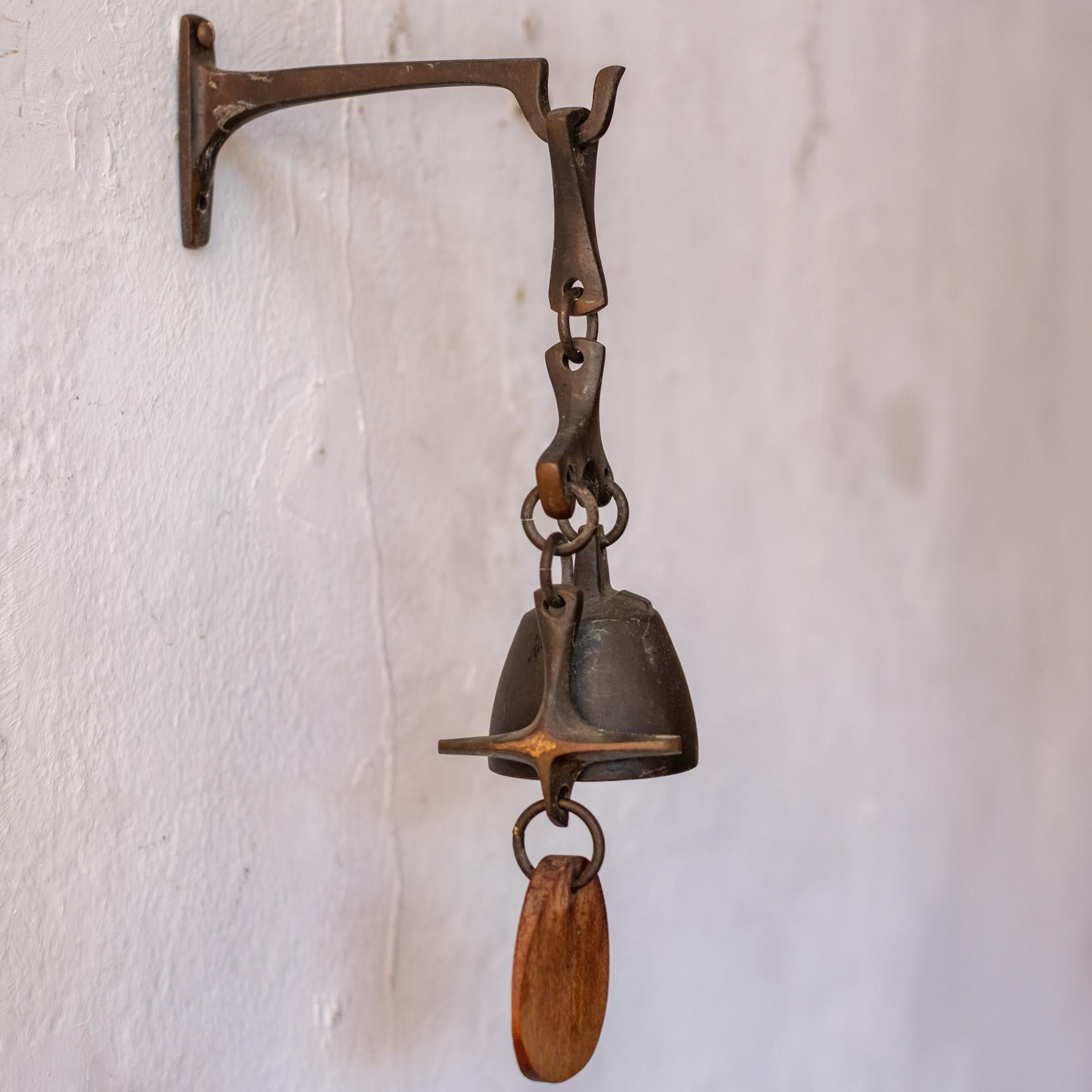 Mid-Century moderno Campana a vento in bronzo di metà secolo con staffa a muro, firmata, anni '60 in vendita