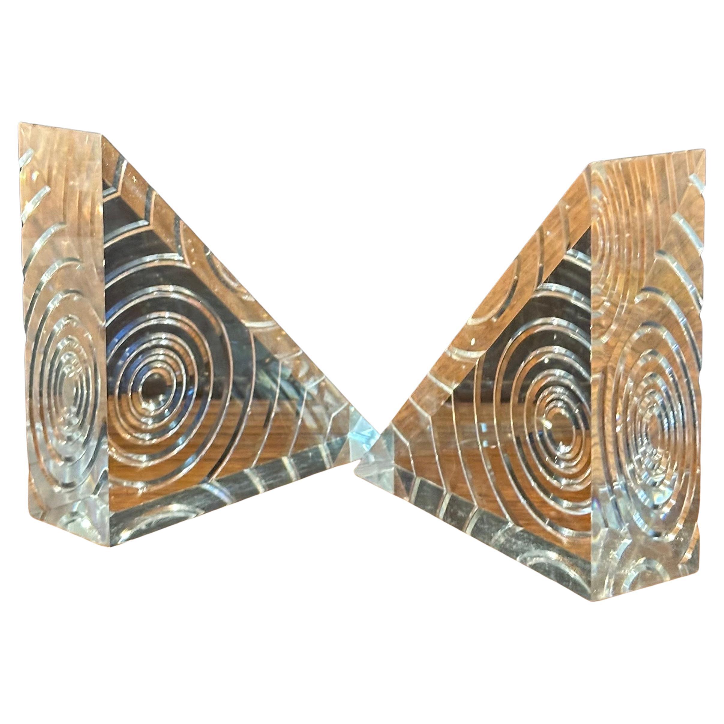 Ein Paar MCM Dreieck Lucite Buchstützen mit Spiralen von Herb Ritts für Astrolite (Moderne der Mitte des Jahrhunderts) im Angebot