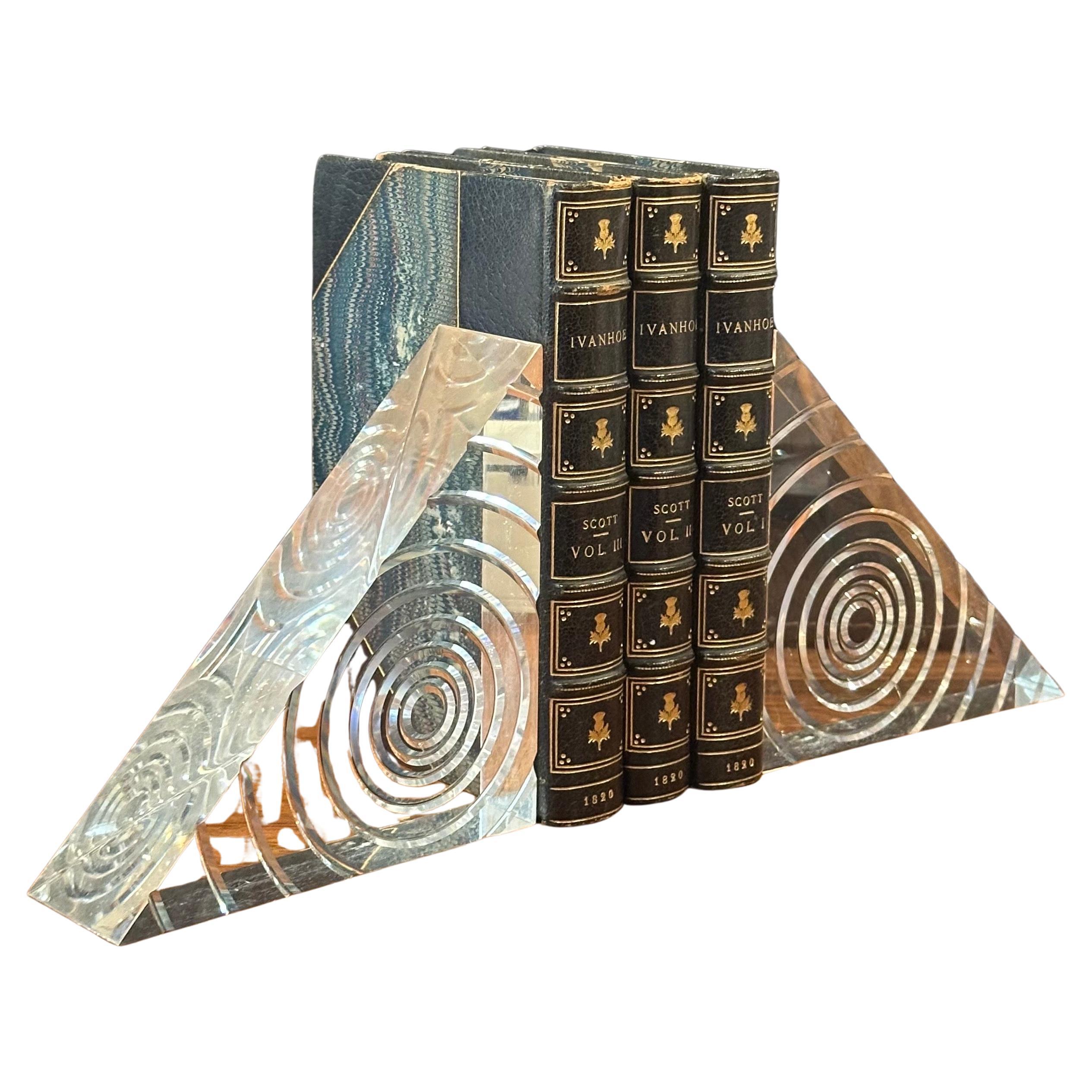 Ein Paar MCM Dreieck Lucite Buchstützen mit Spiralen von Herb Ritts für Astrolite im Angebot