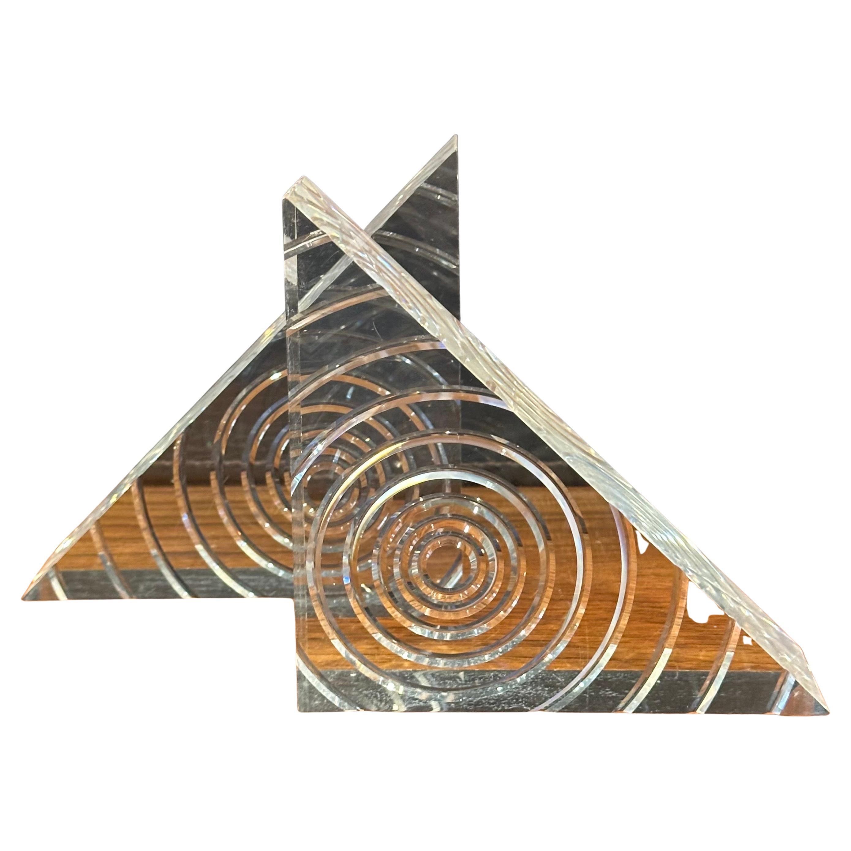 Ein sehr cooles Paar MCM-Dreieck-Lucite-Buchstützen mit Spiraldesign von Herb Ritts für Astrolite, ca. 1970er Jahre. Das Paar ist in sehr gutem Vintage-Zustand und misst 11,5 