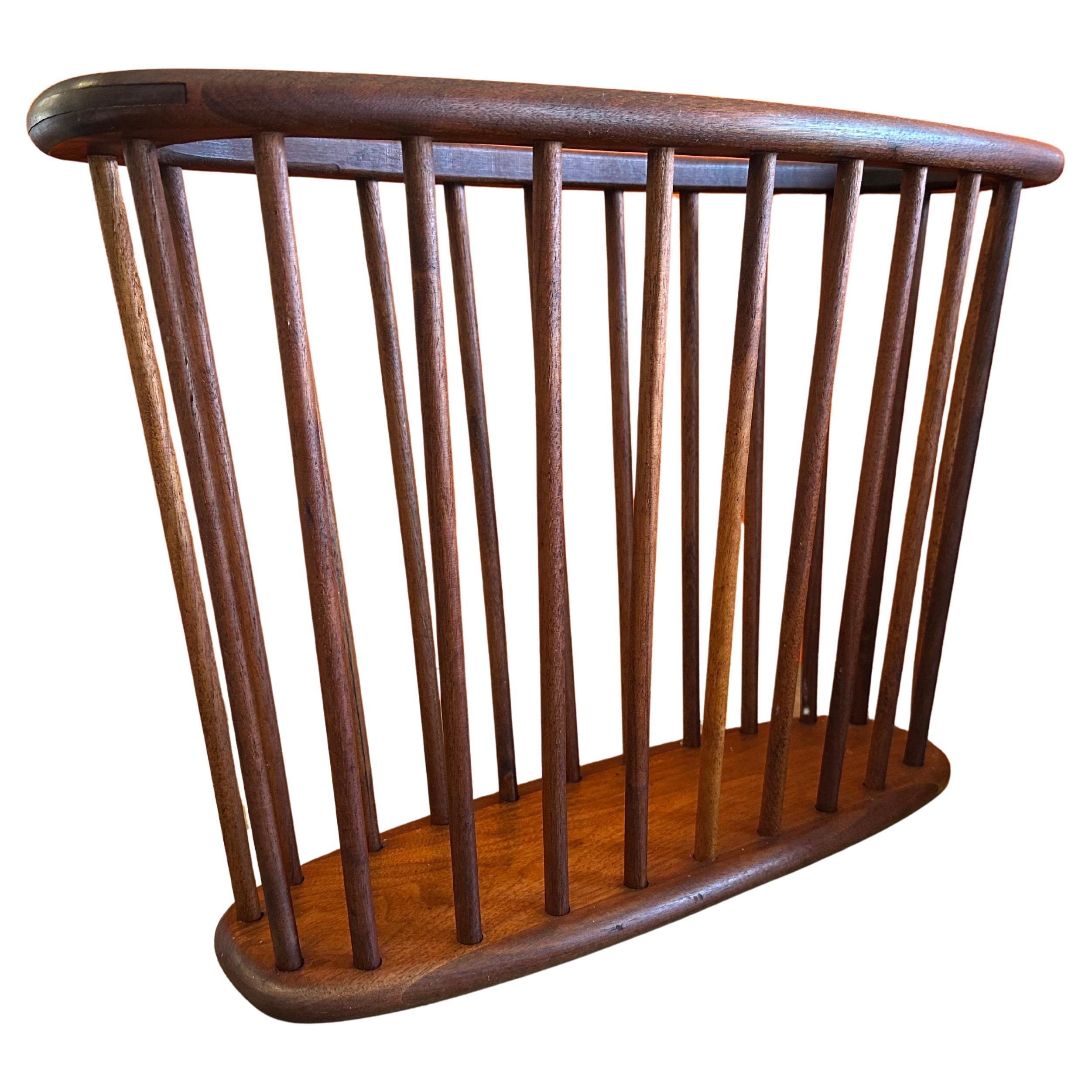 Revistero de madera maciza de nogal de mediados de siglo de Arthur Umanoff en venta