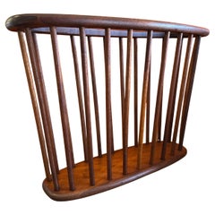 Revistero de madera maciza de nogal de mediados de siglo de Arthur Umanoff
