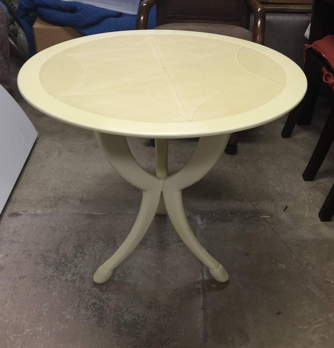 Table d'appoint Pimlico conçue par Roger Thomas et produite par Ferrell & Mittman. Le plateau de la table a un diamètre de 28 pouces et est recouvert d'une incrustation en cuir de veau de couleur crème avec un motif étoilé subtil.