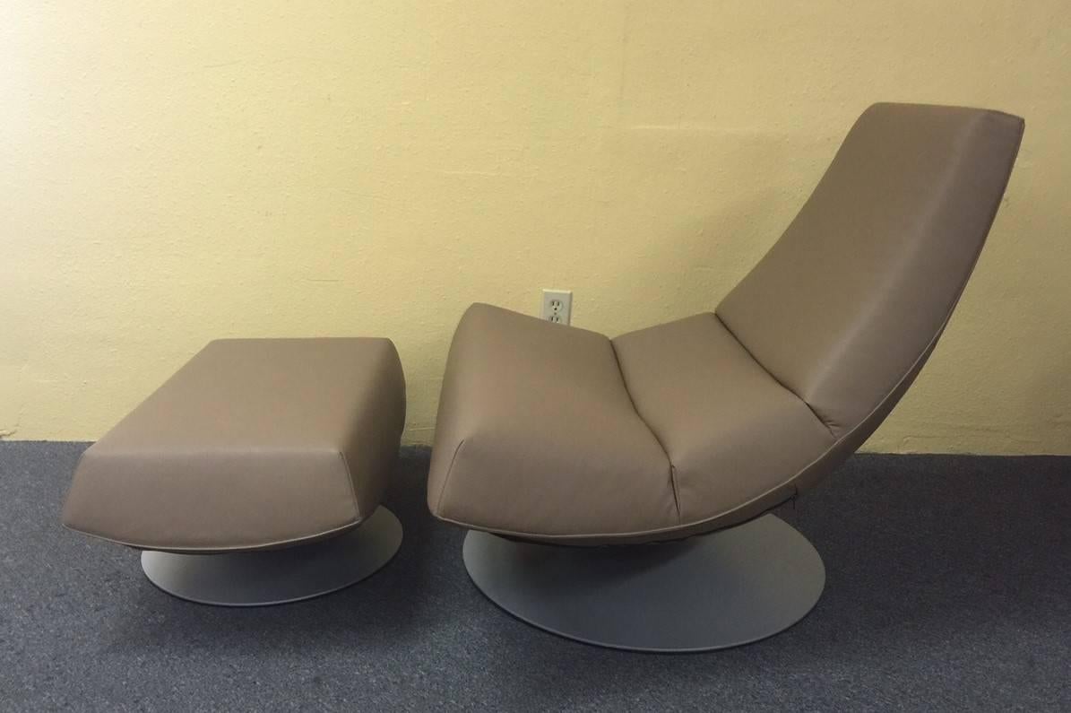 Modern Olivier Swivel Chair and Ottoman for Montis by Gijs Papovoine