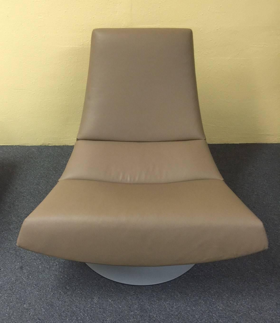Olivier Swivel Chair and Ottoman for Montis by Gijs Papovoine In Excellent Condition In San Diego, CA