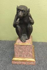 Singe en bronze sur piédestal en granit / bois par Theodore Alexander