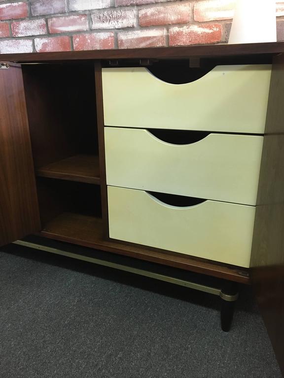1950s American Walnut Credenza by American of Martinsville at 1stdibs - 1950s American Walnut Credenza by American of Martinsville 3