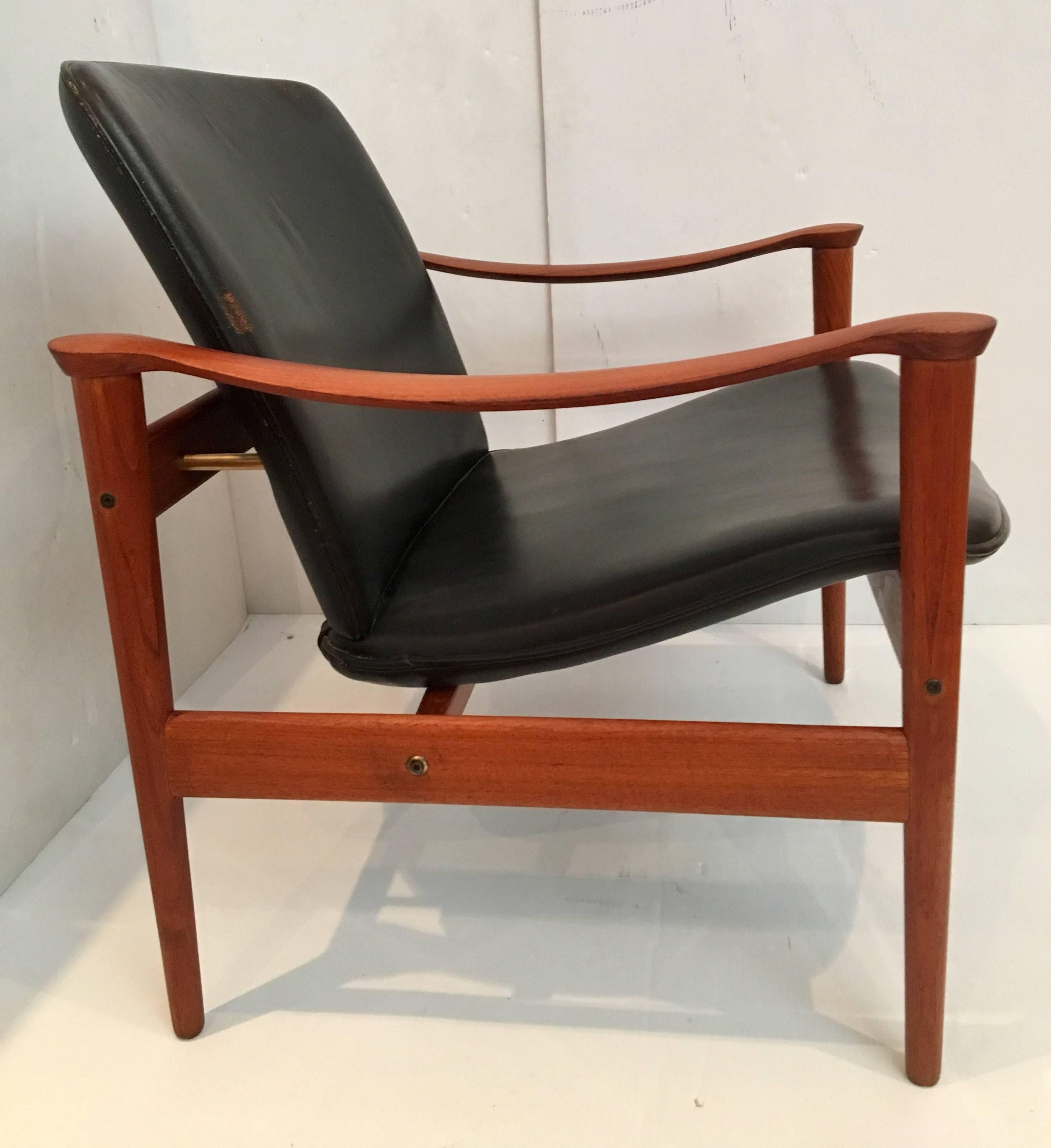Elegant single black leather and teak armchair, designed by Fredrik Kayser, for Vante Mobler made in Norway. The chair is in great original condition, we have refinished the chair and its in great condition, the leather its nicely worn as shown,