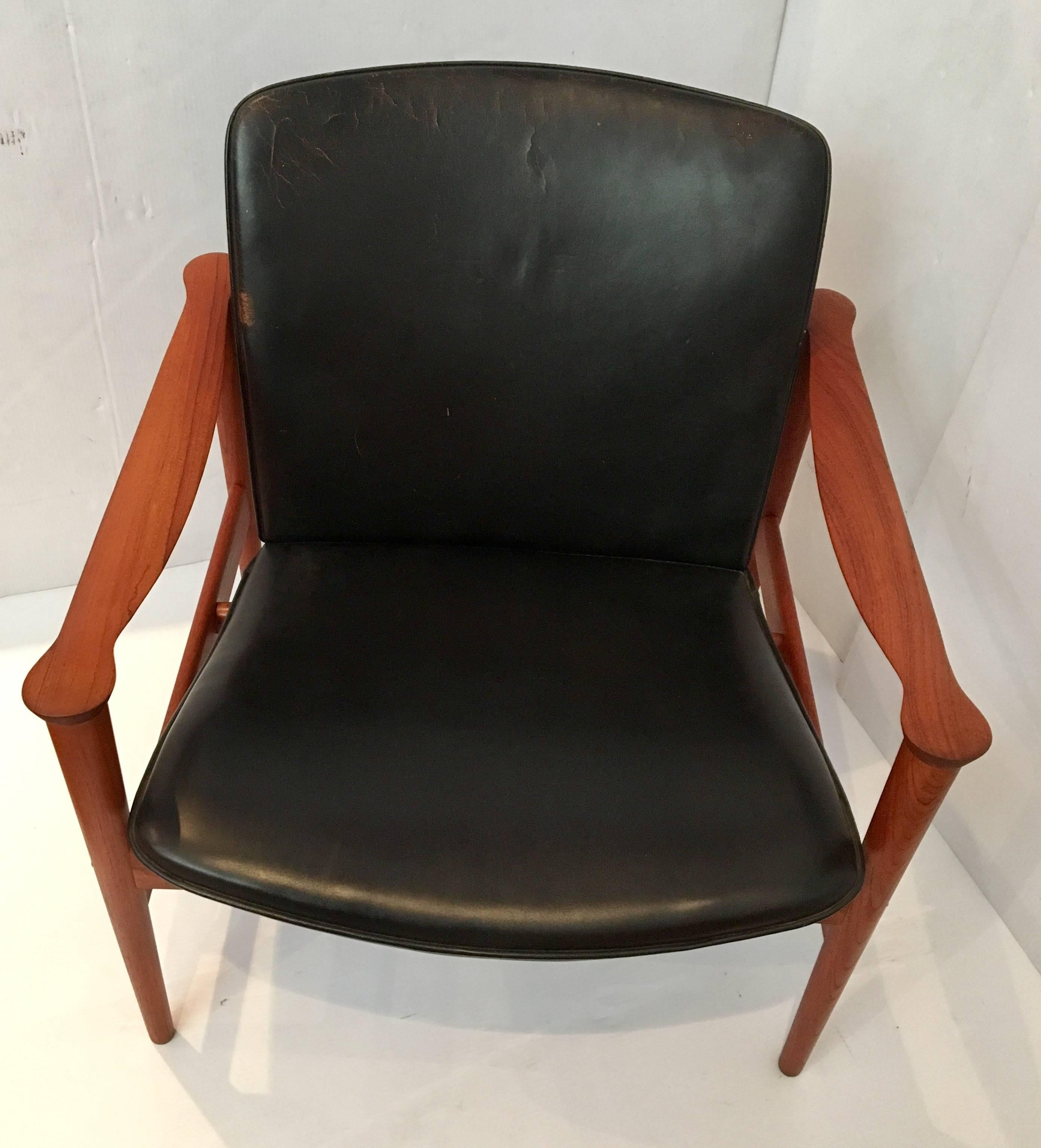 Scandinavian Modern Lounge Club Chair by Fredrik Kayser in Teak and Leather Model 711