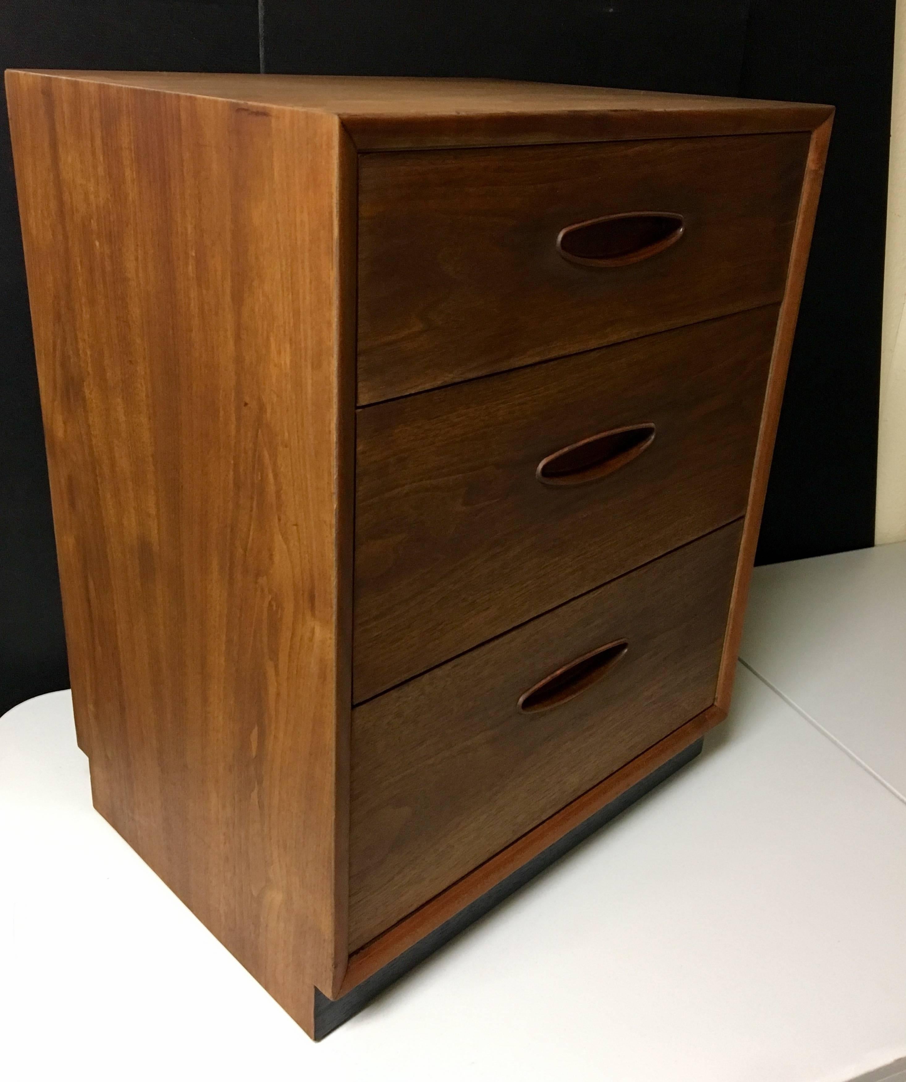Pair of Mid-Century American Walnut Triple Drawer Nightstands by Heritage In Excellent Condition In San Diego, CA