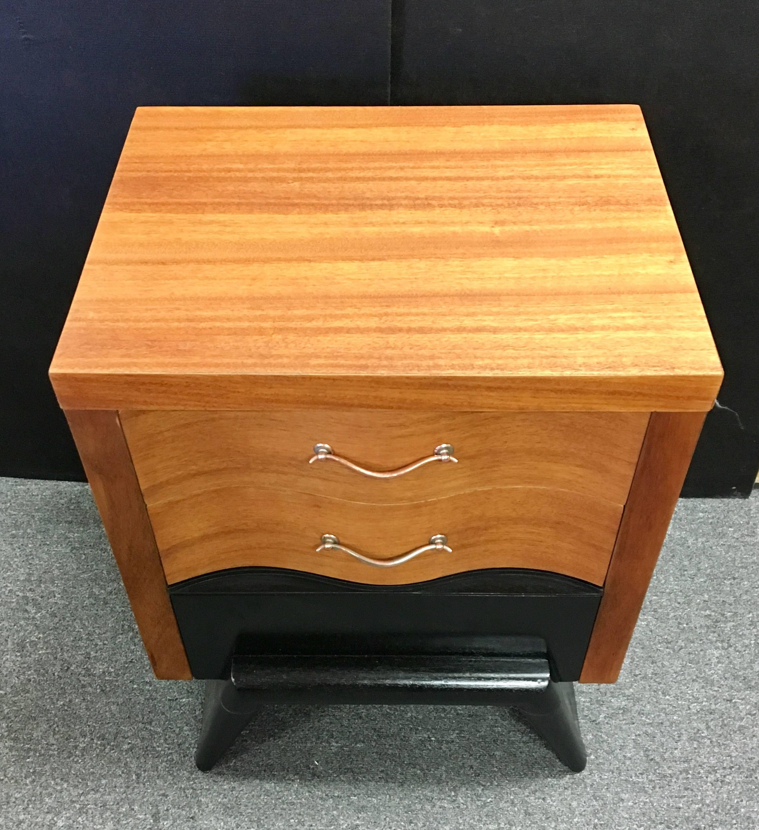 Pair of American Mid-Century Modern Triple Drawer Nightstands In Excellent Condition In San Diego, CA