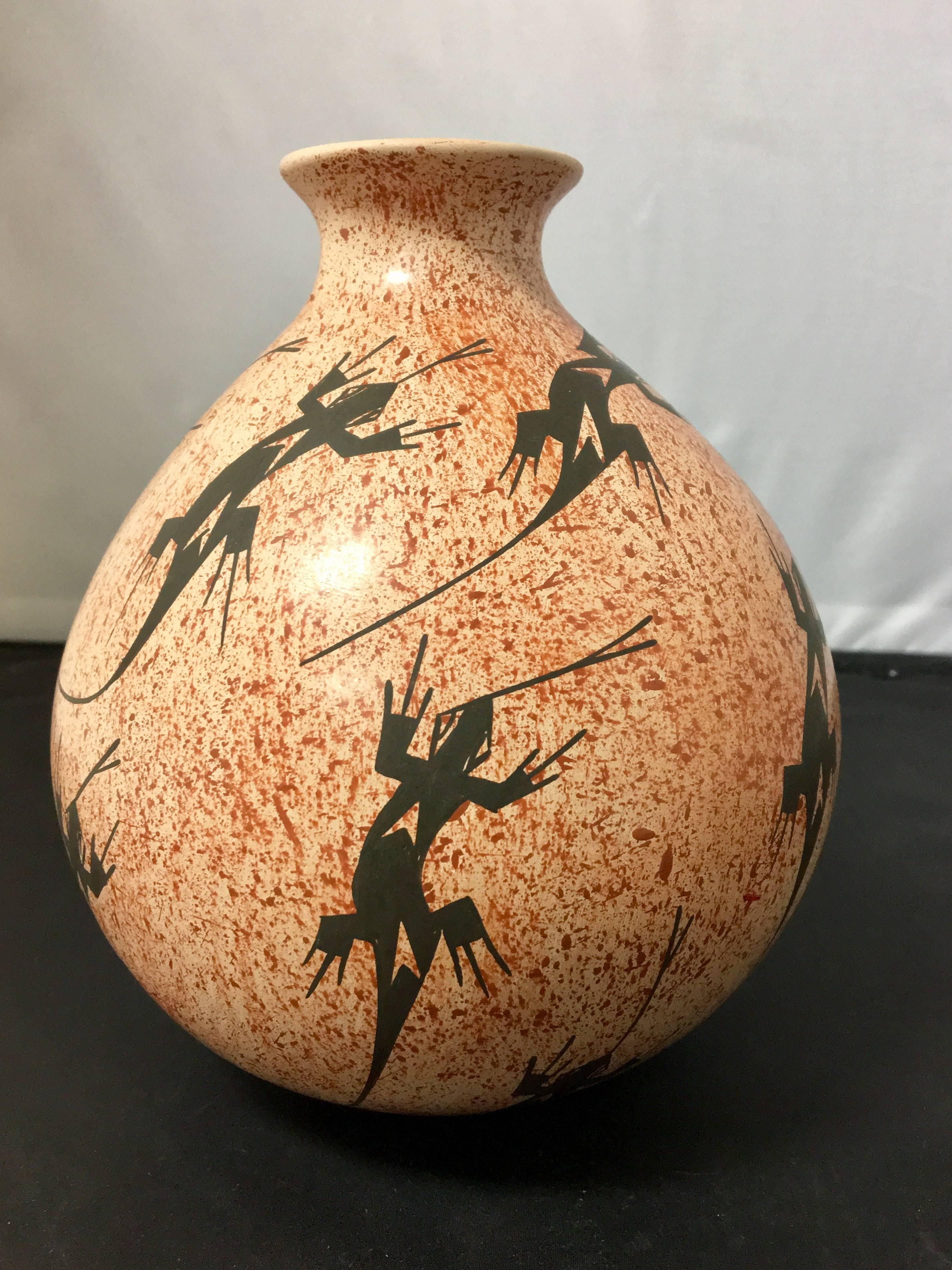 Beautiful hand-turned Mata Ortiz pottery vase / olla by Victor Reyes. The piece has a Gecko motif. Excellent high quality piece.