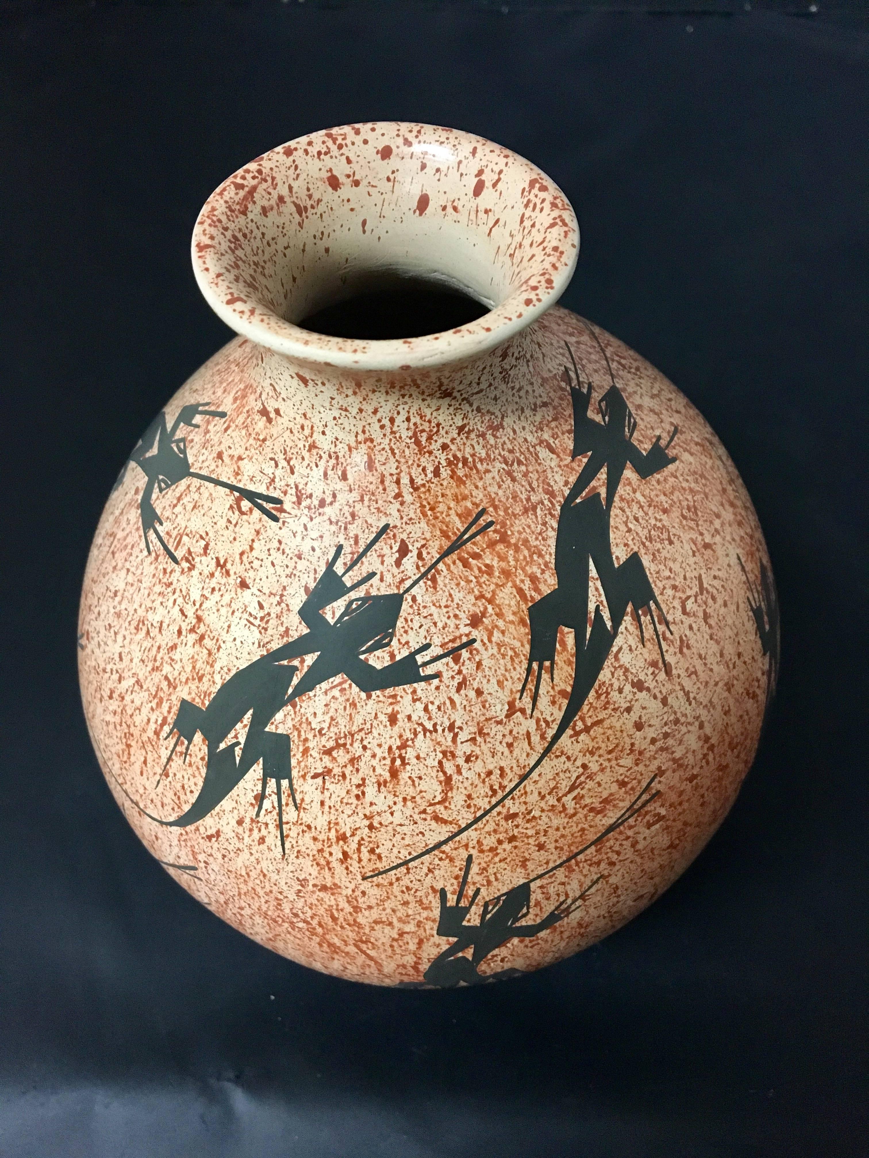 Native American Mata Ortiz Pottery Vase / Olla by Victor Reyes Geckos Signed