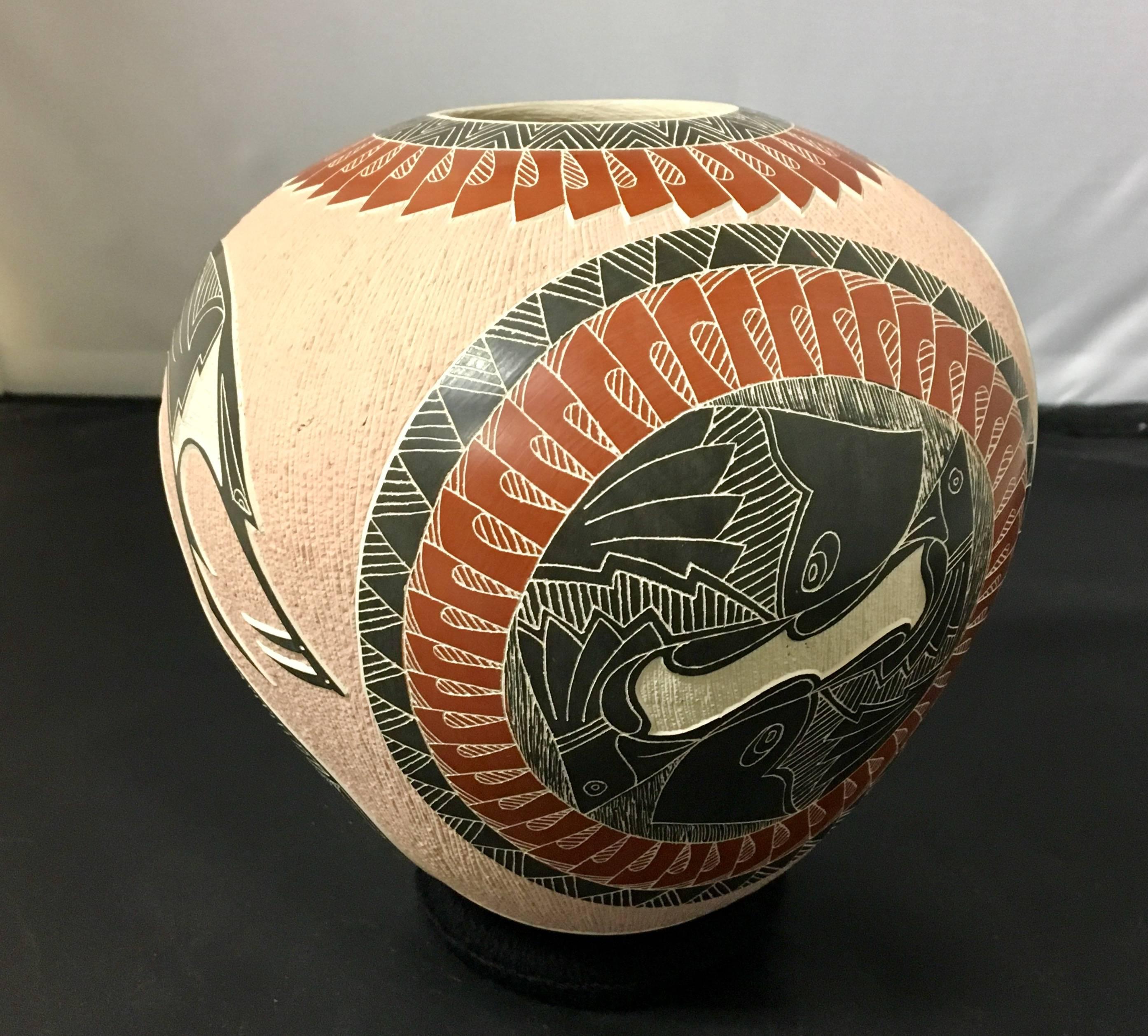 Mata Ortiz Pottery Vase / Olla by Hector Quintana Cobra In Excellent Condition In San Diego, CA