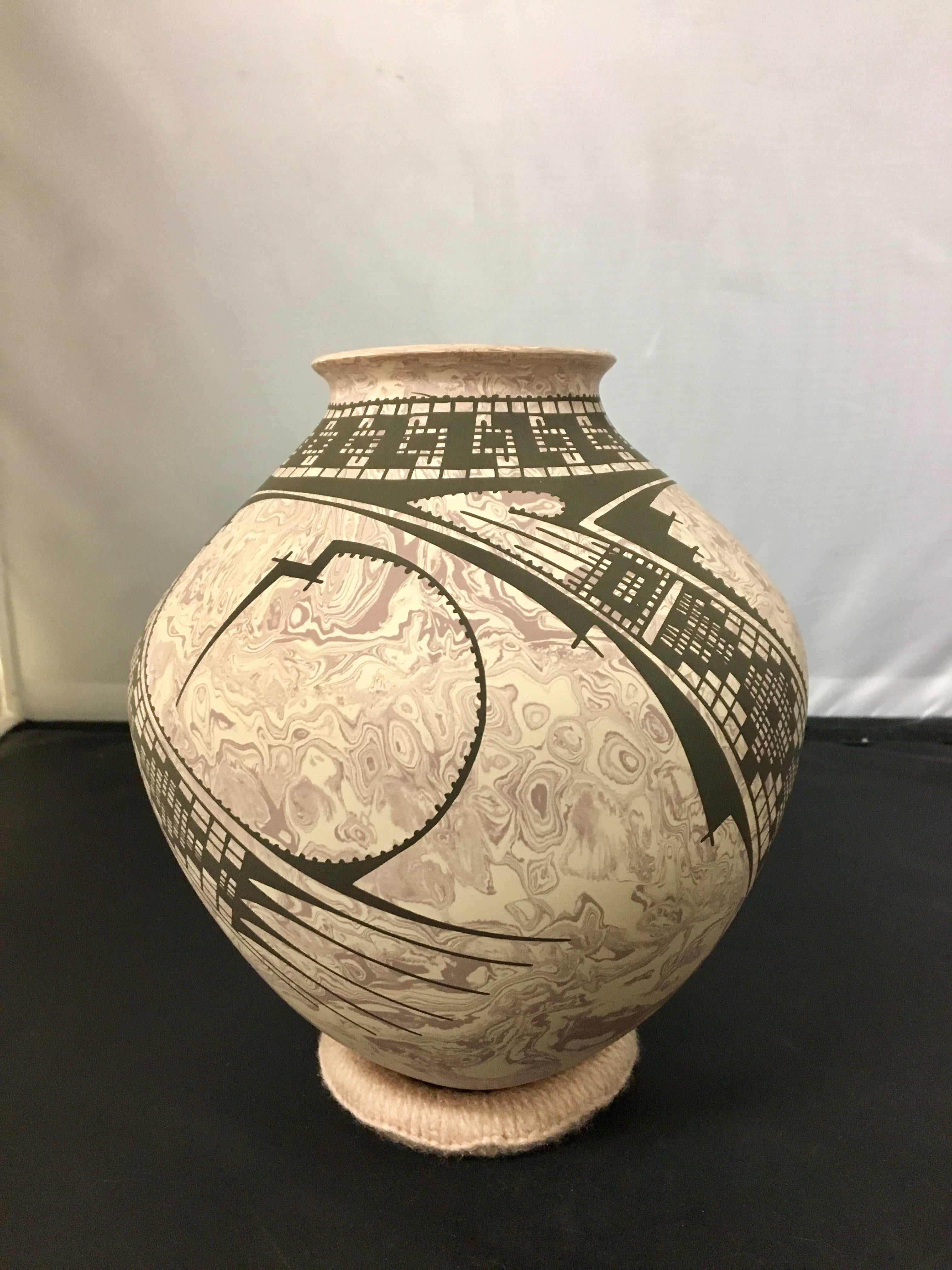 Mexican Mata Ortiz Pottery Vase / Olla by Betty Quezada