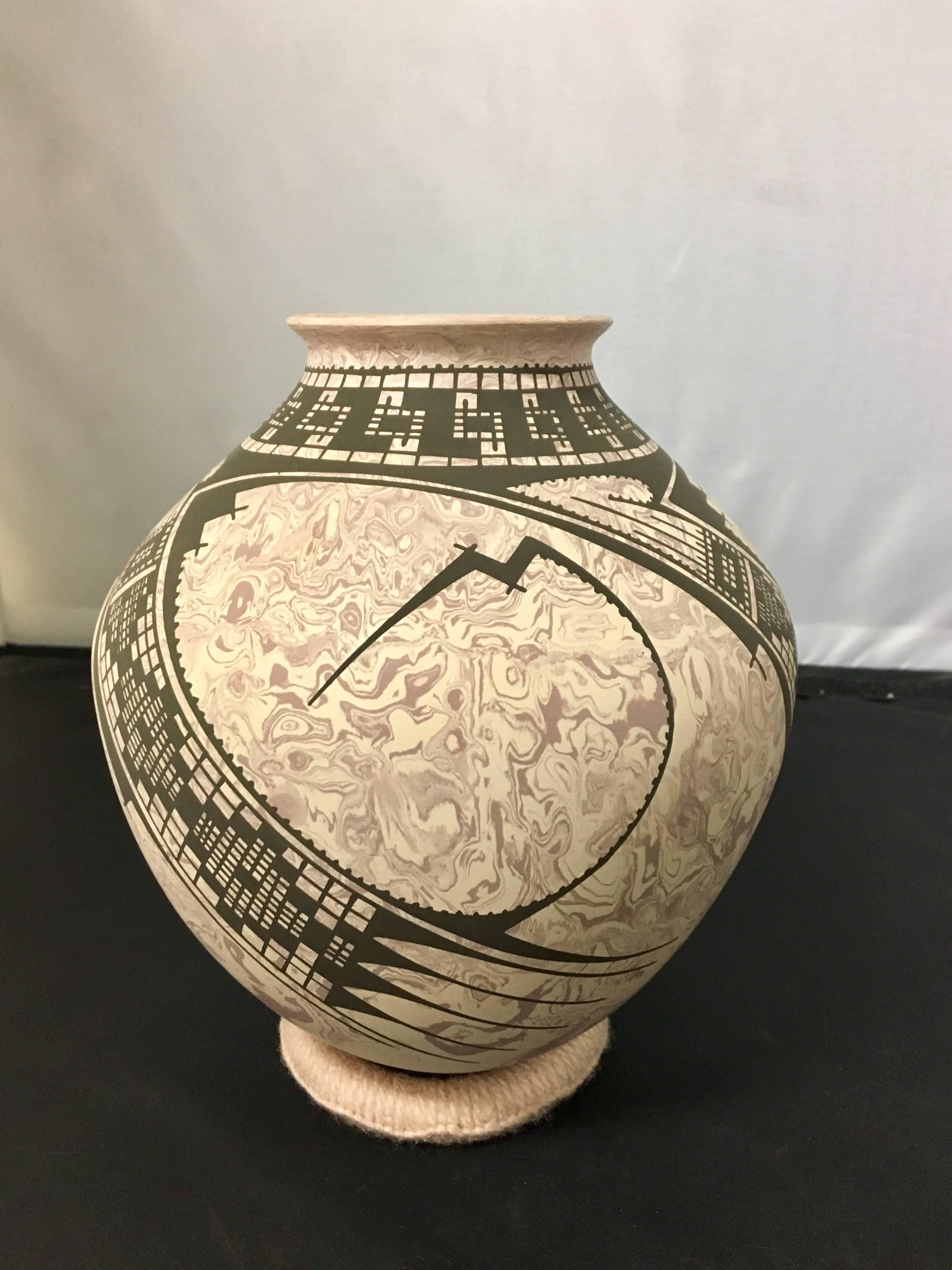 Mata Ortiz Pottery Vase / Olla by Betty Quezada In Excellent Condition In San Diego, CA
