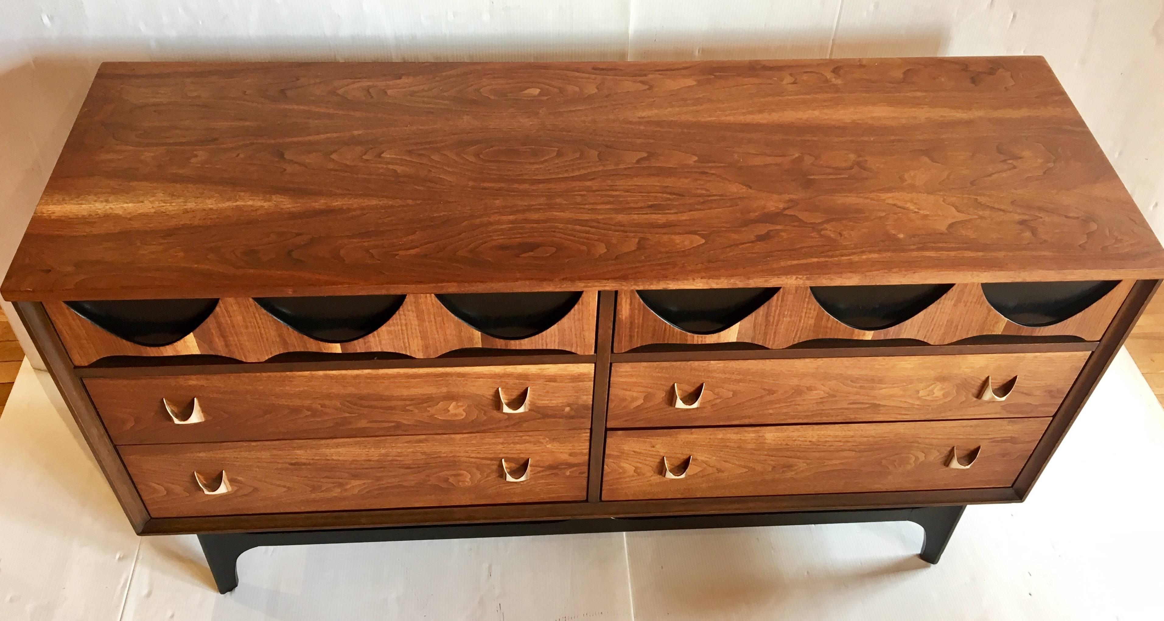 20th Century Elegant Mid-Century Modern American Walnut Dresser Credenza Brasilia by Broyhill