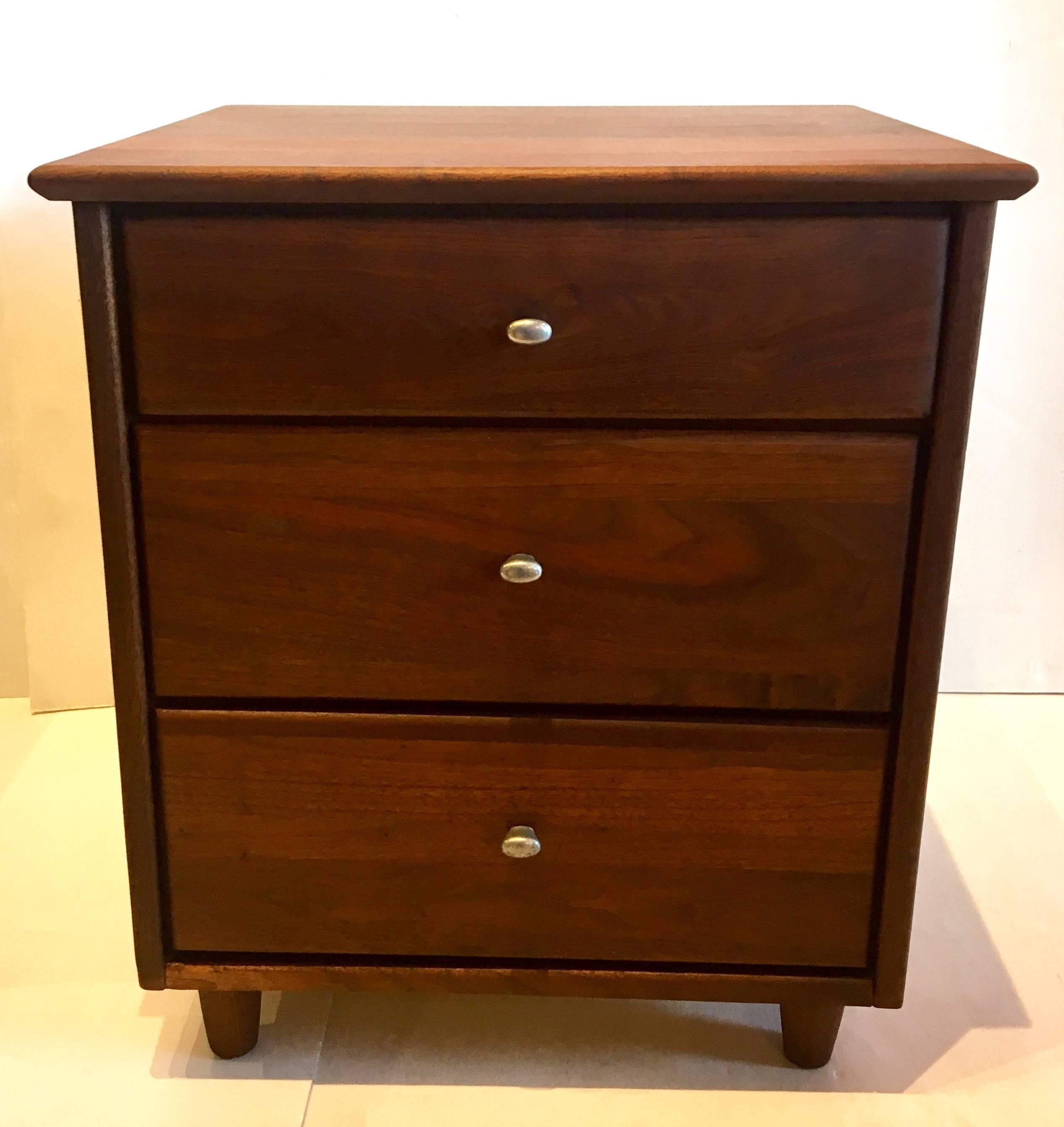 Pair of Mid-Century Modern American Solid Walnut Nightstands In Excellent Condition In San Diego, CA